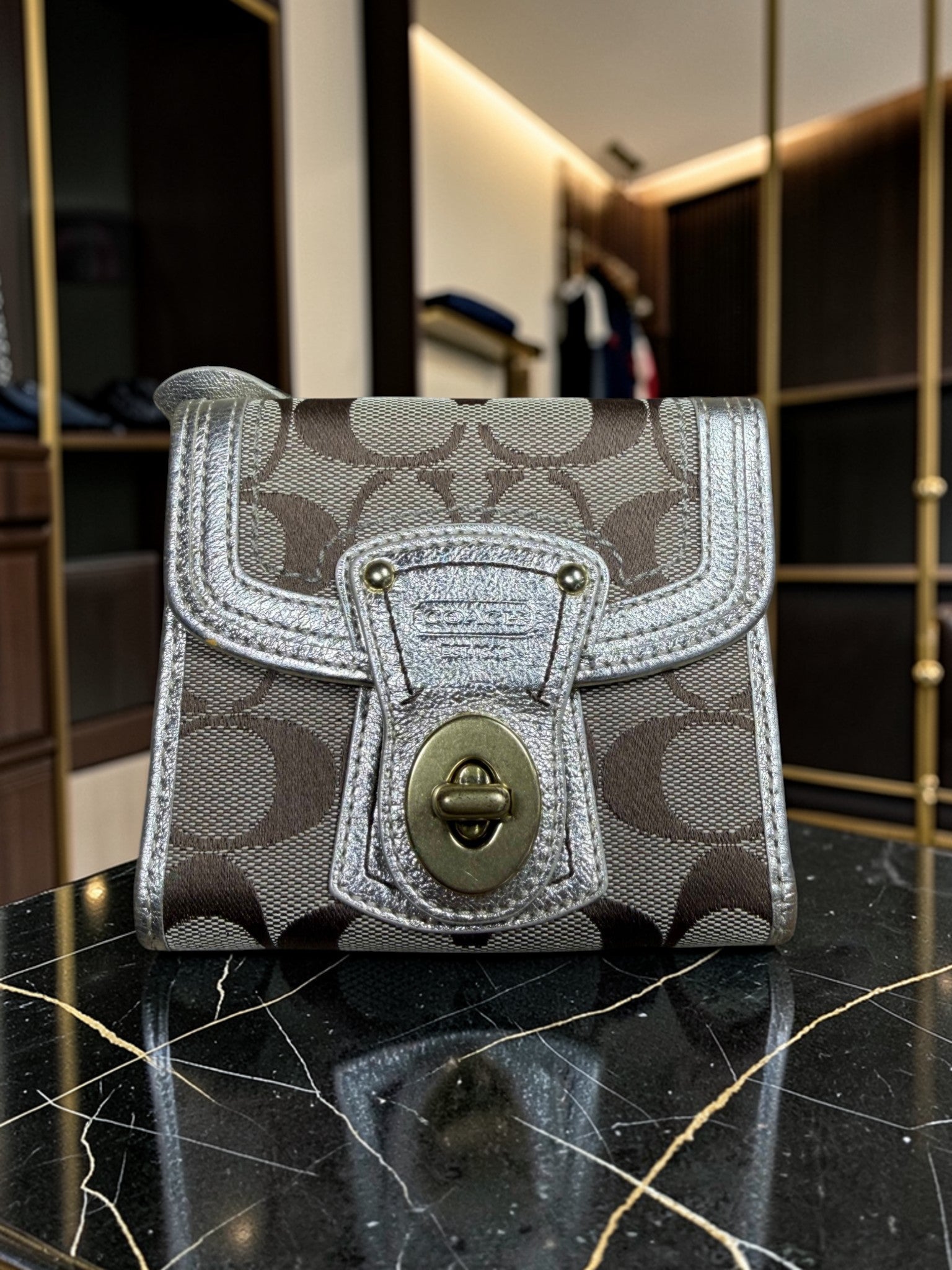 Coach Signature Metallic-goldfarbene Geldbörse mit Drehverschluss