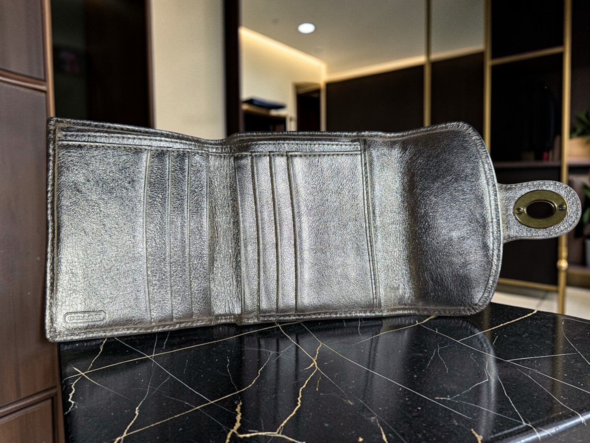 Coach Signature Metallic-goldfarbene Geldbörse mit Drehverschluss