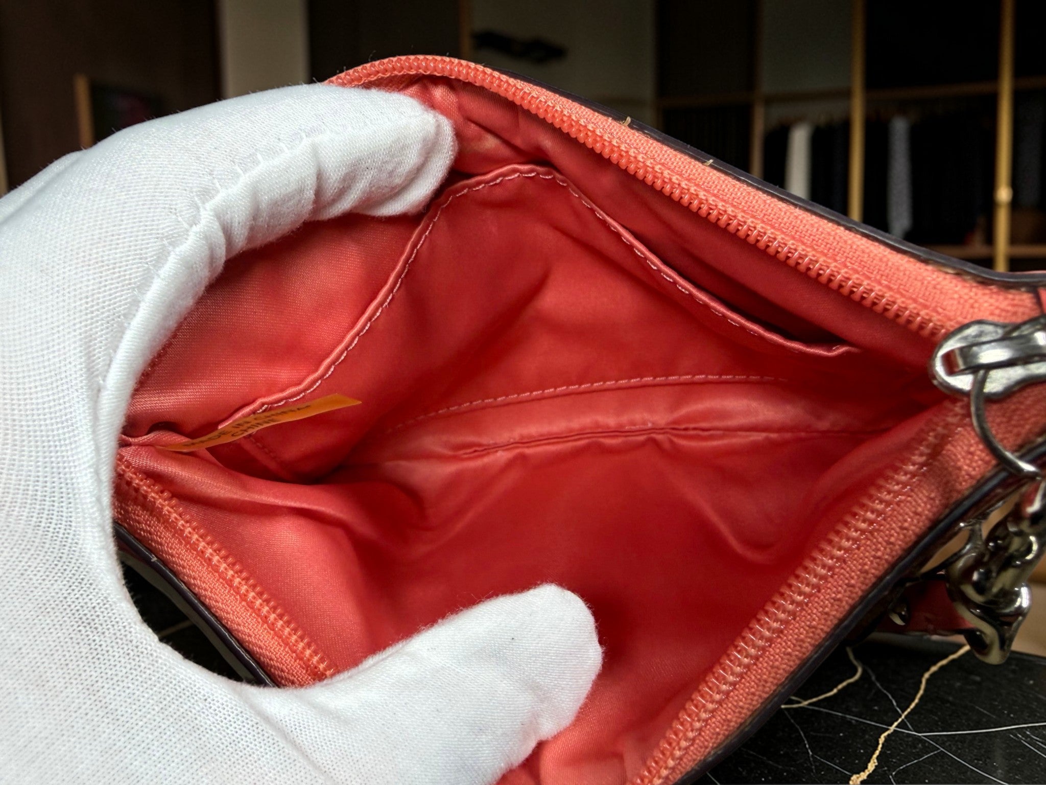 Coach Stroh-Clutch mit Blumenapplikationen – Pinkfarbene Lederbesätze