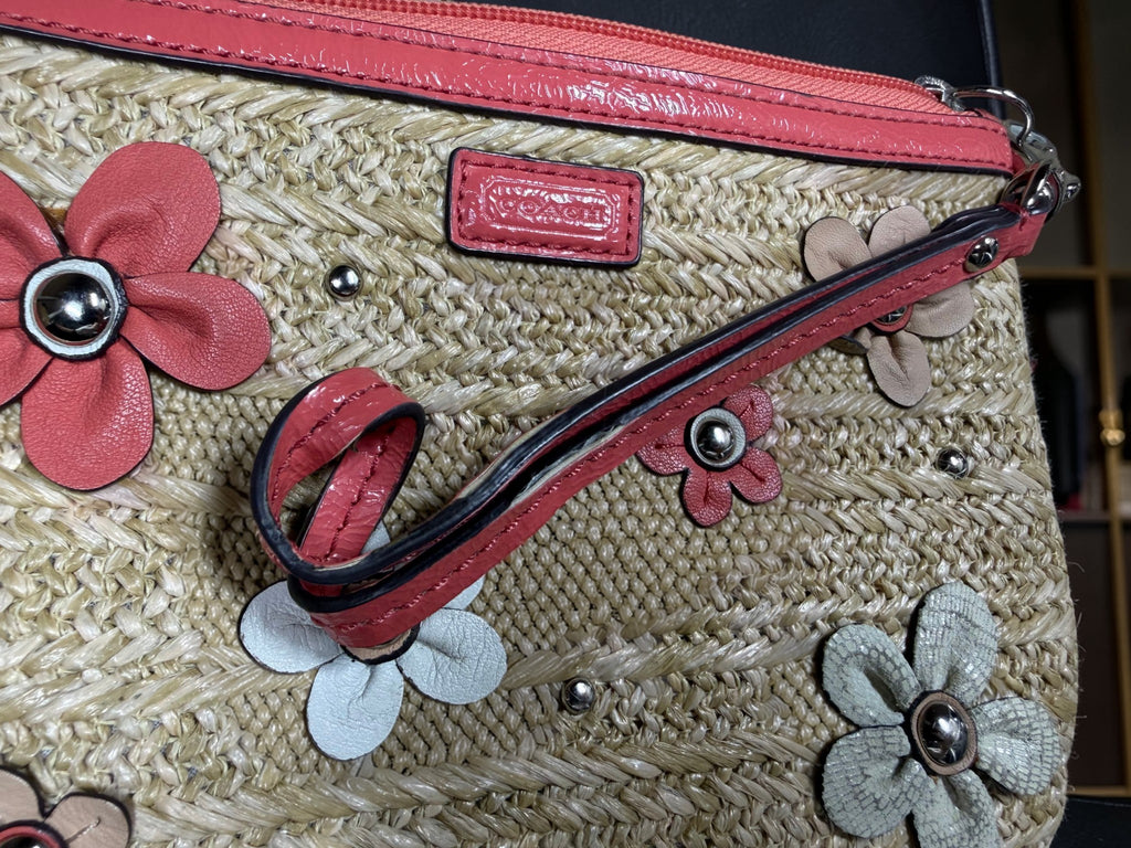 Coach Stroh-Clutch mit Blumenapplikationen – Pinkfarbene Lederbesätze