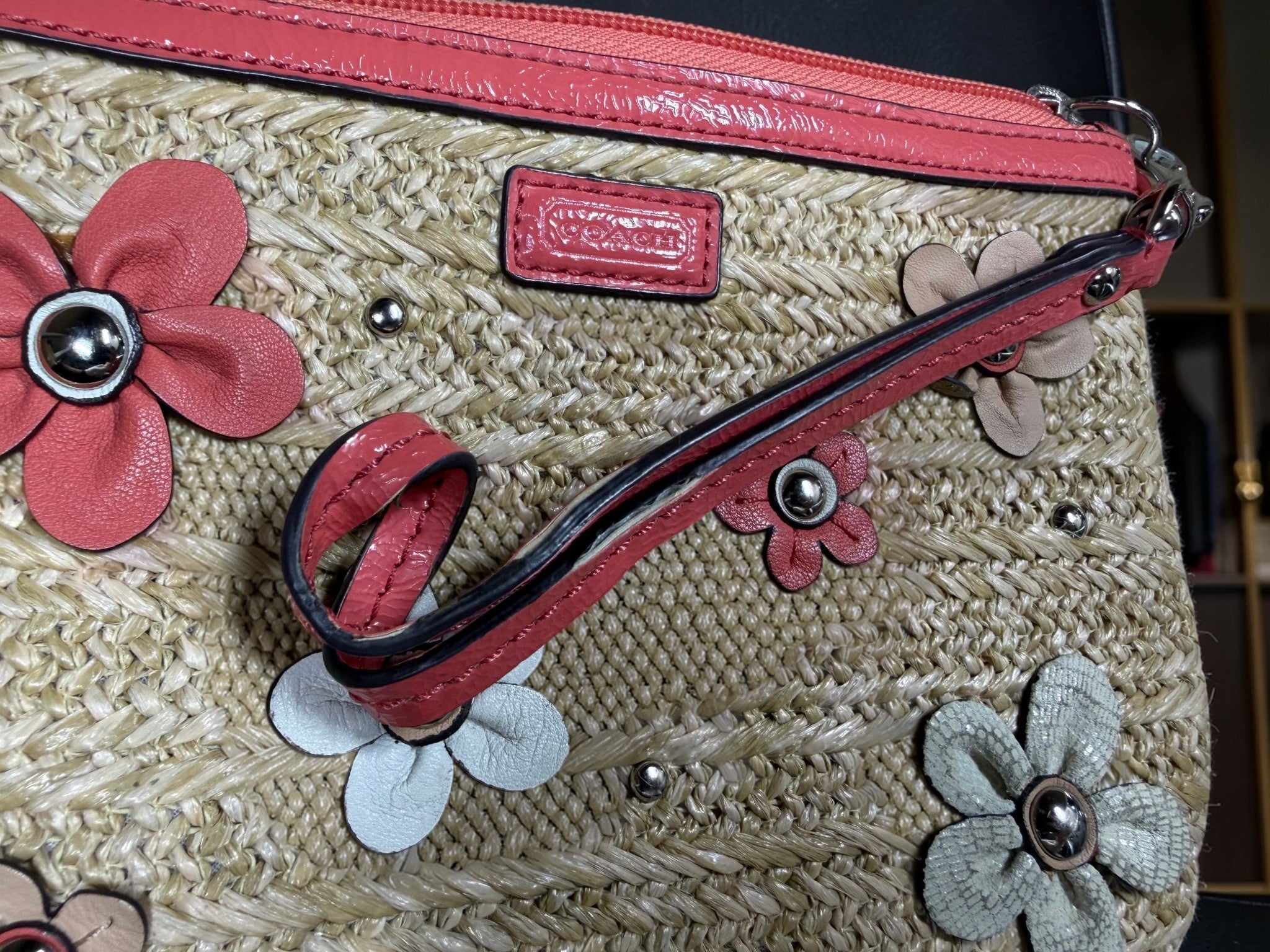 Coach Stroh-Clutch mit Blumenapplikationen – Pinkfarbene Lederbesätze