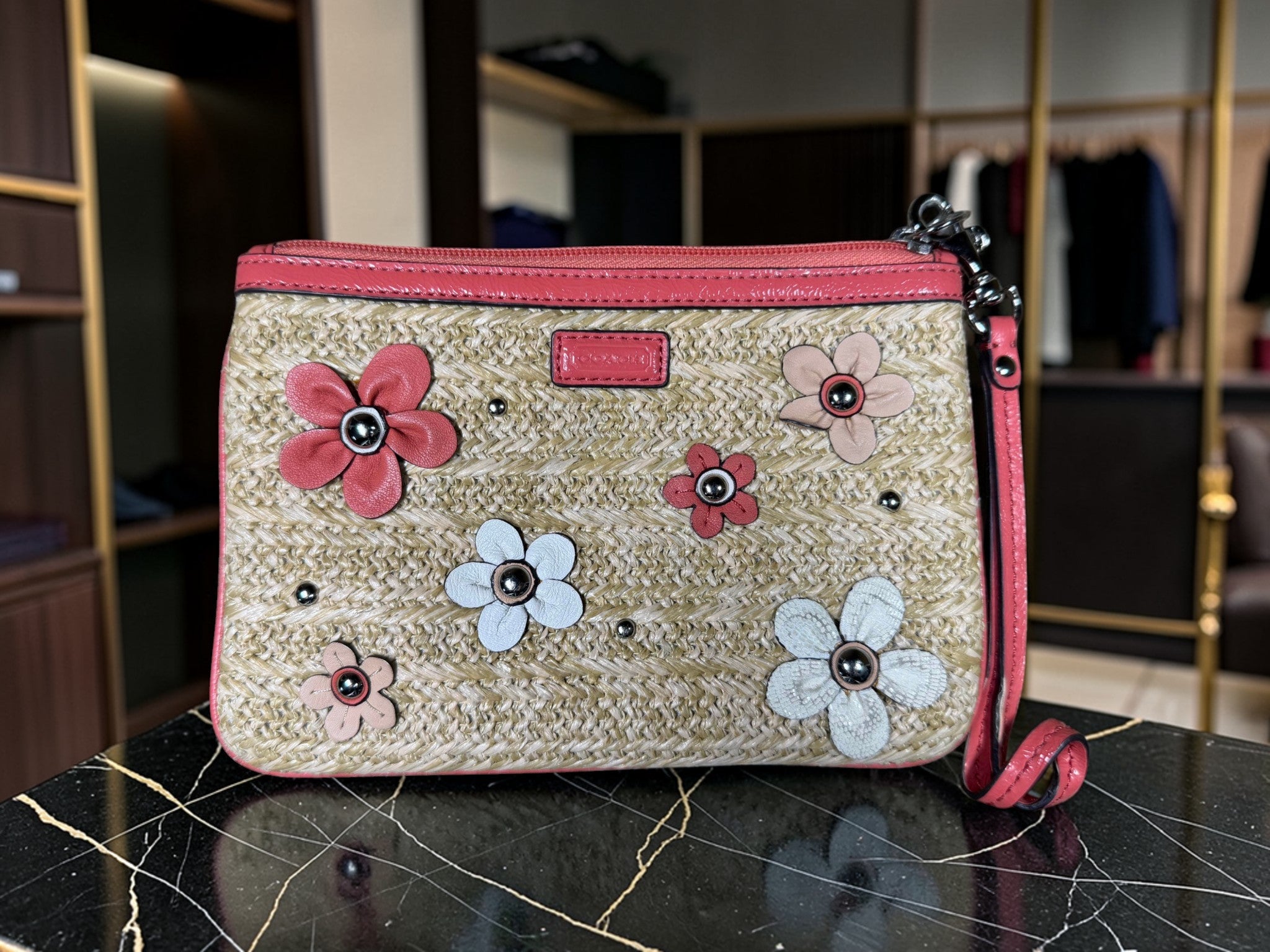 Coach Stroh-Clutch mit Blumenapplikationen – Pinkfarbene Lederbesätze