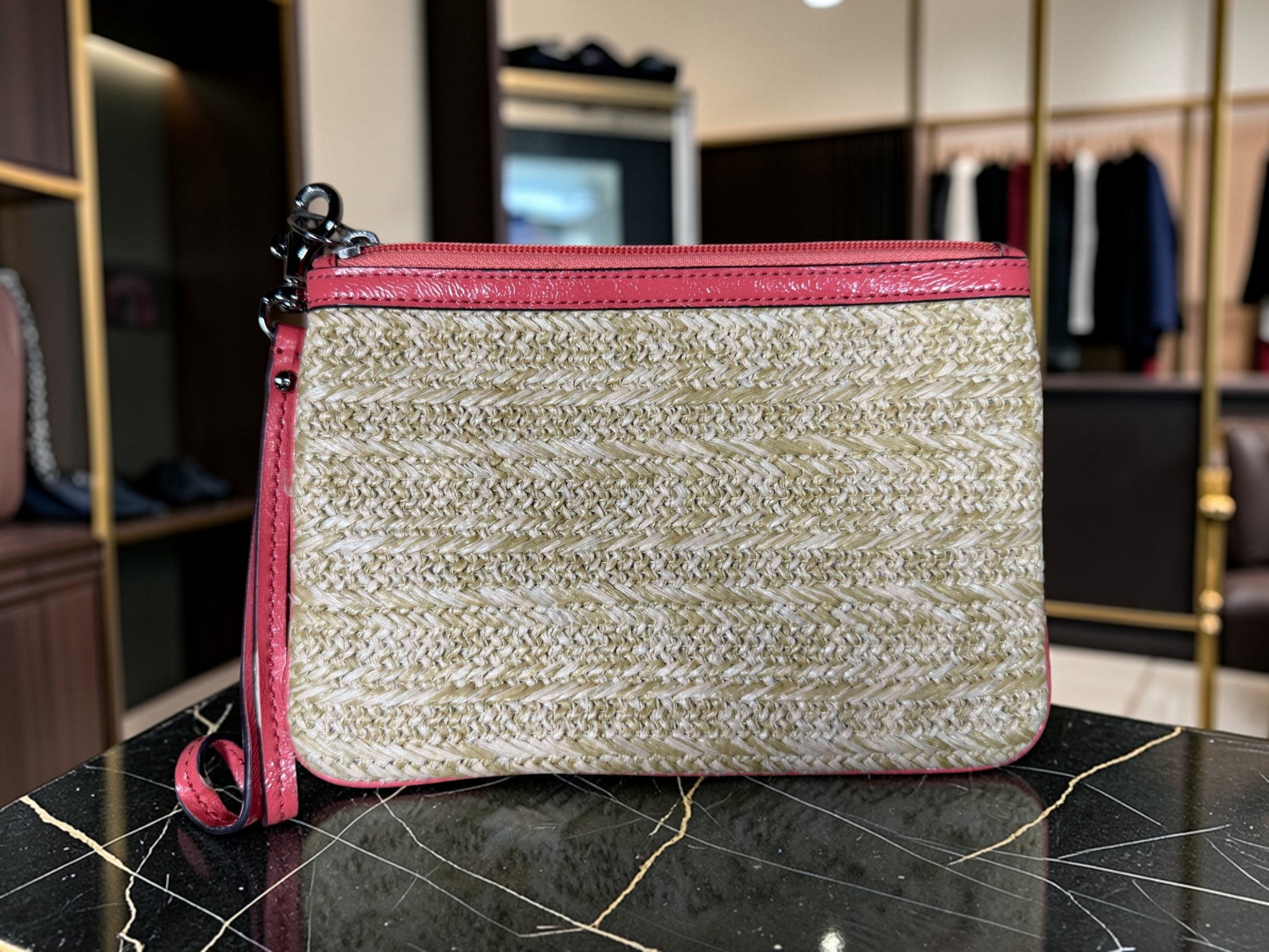 Coach Stroh-Clutch mit Blumenapplikationen – Pinkfarbene Lederbesätze