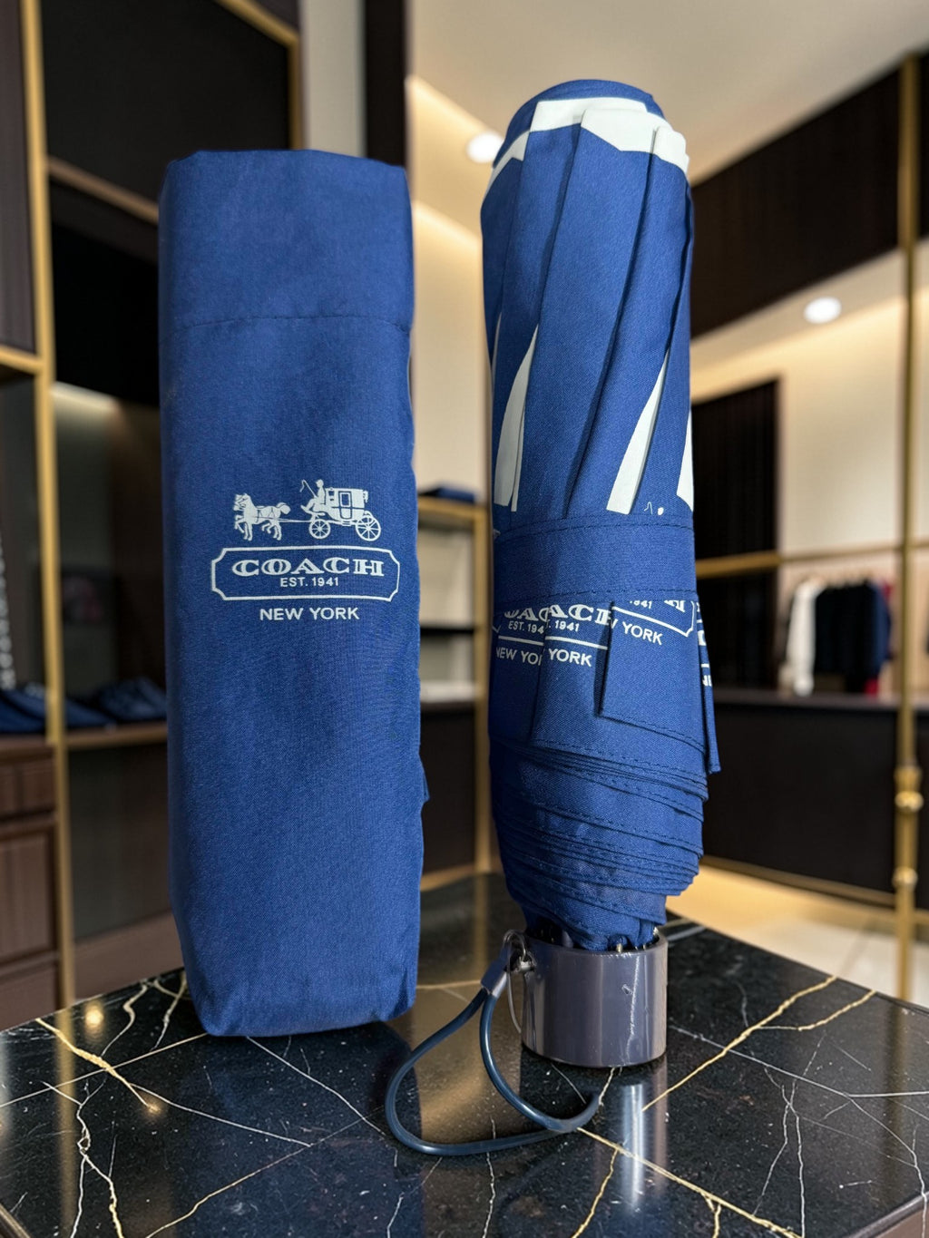 Parapluie pliant Coach motif monogramme « C » marine (neuf)