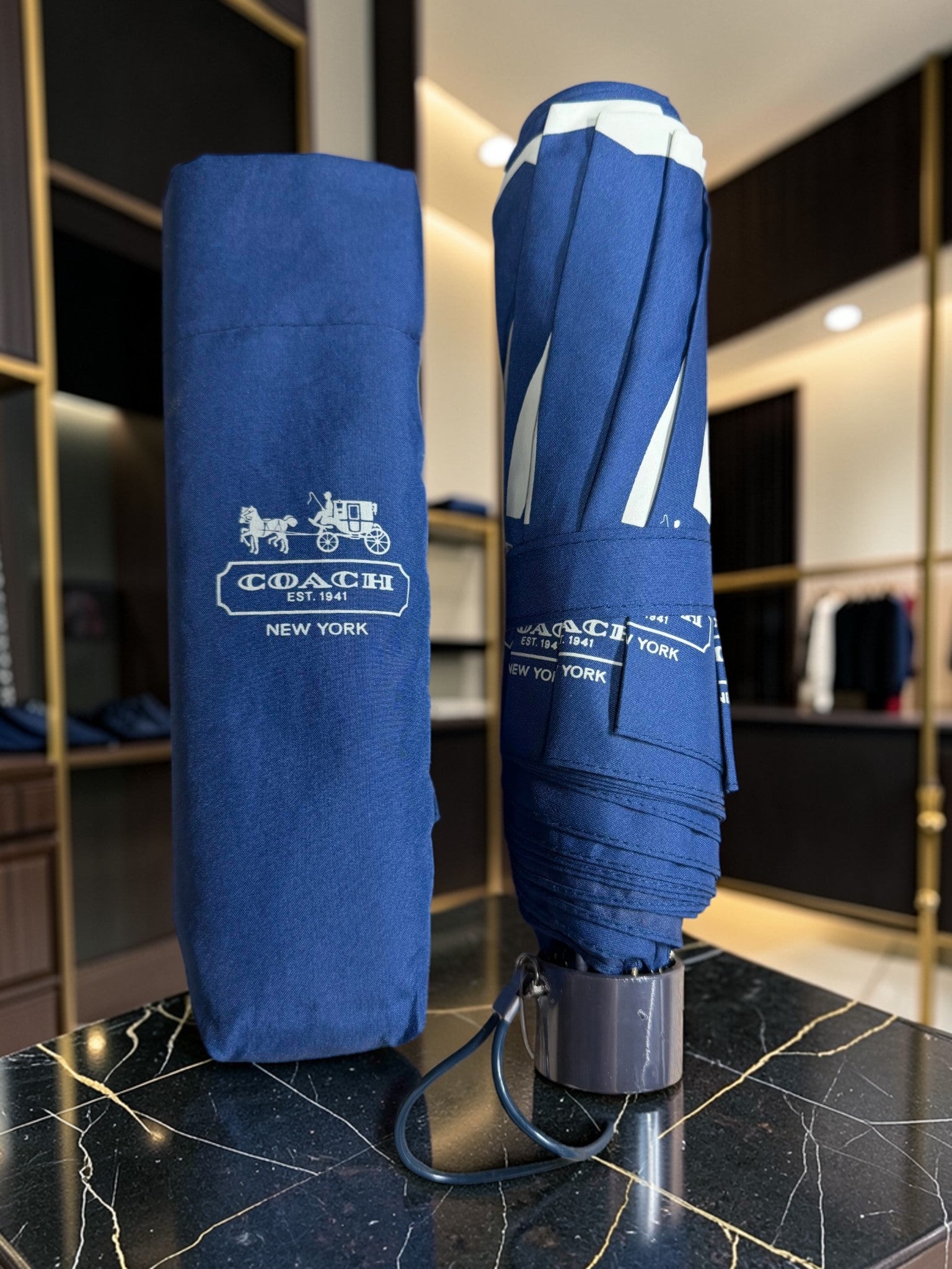 Coach Navy Signature „C“ Monogramm zusammenklappbarer Regenschirm (Neu)