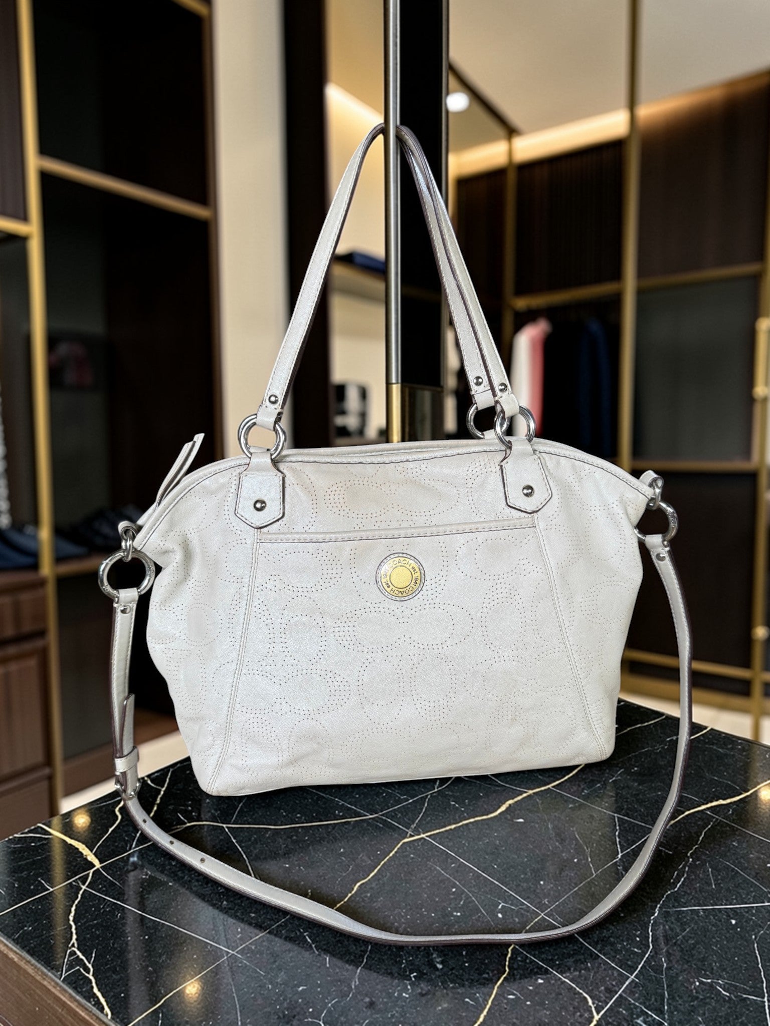 Coach Schultertasche aus perforiertem Leder (D1282-F19688)
