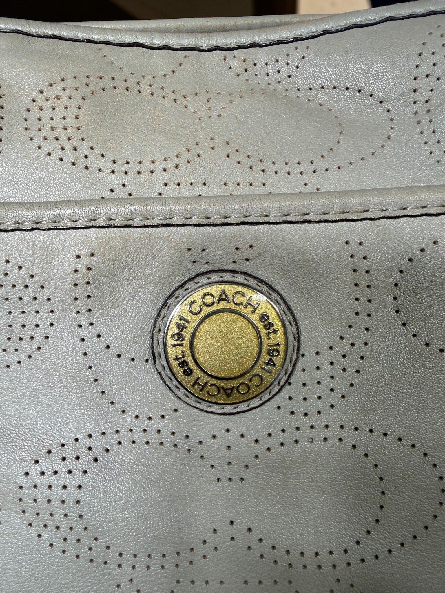 Coach Schultertasche aus perforiertem Leder (D1282-F19688)