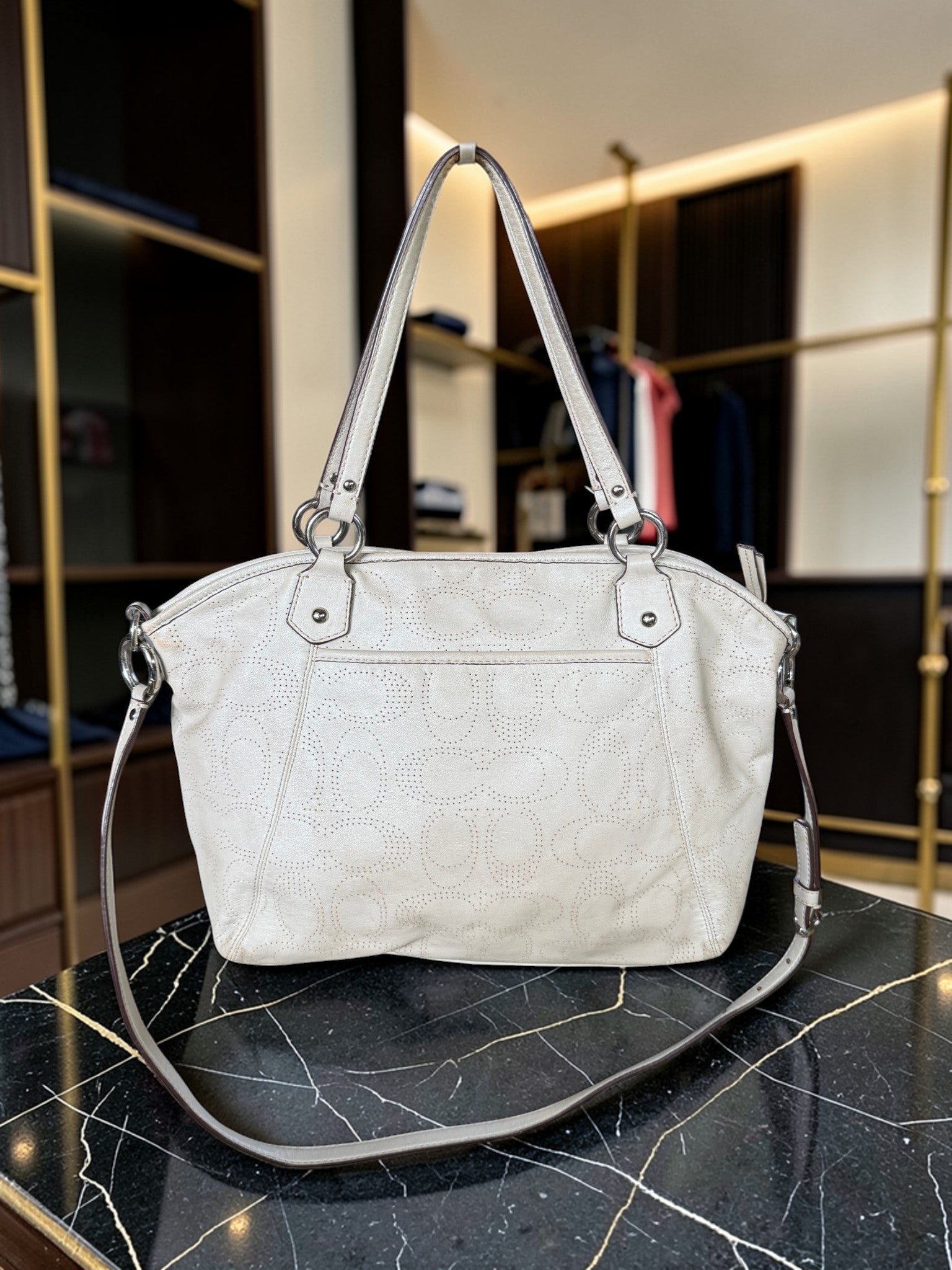 Coach Schultertasche aus perforiertem Leder (D1282-F19688)