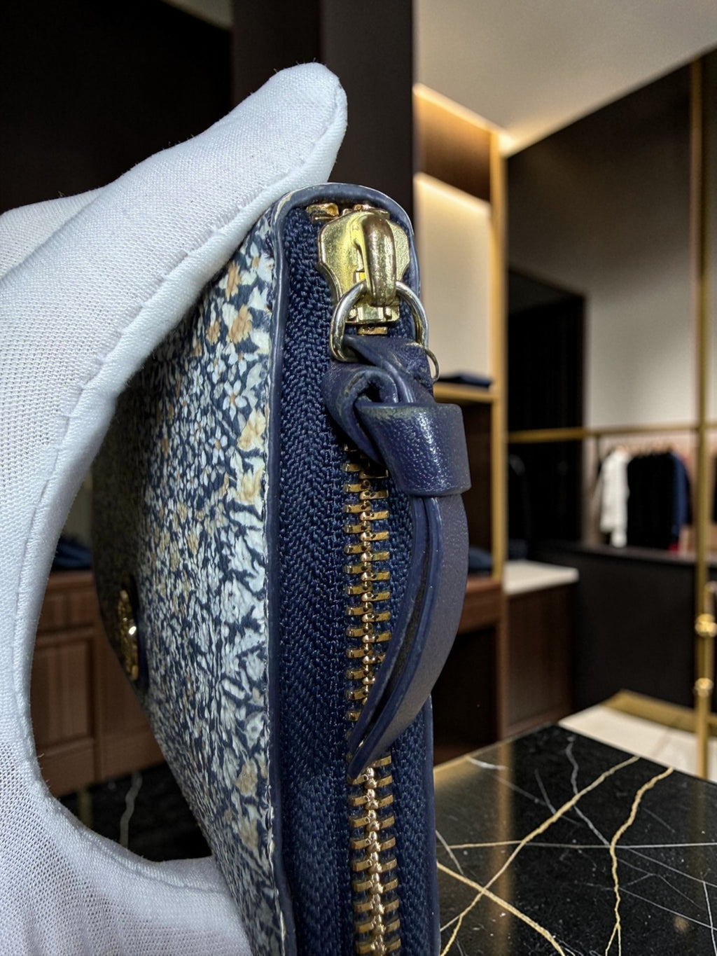 Tory Burch Reißverschlussbörse aus geometrischem Jacquard in Marineblau