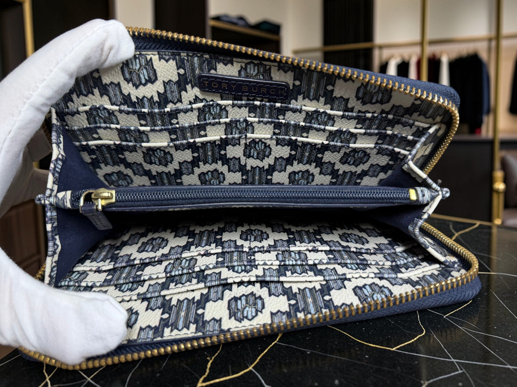 Tory Burch Reißverschlussbörse aus geometrischem Jacquard in Marineblau