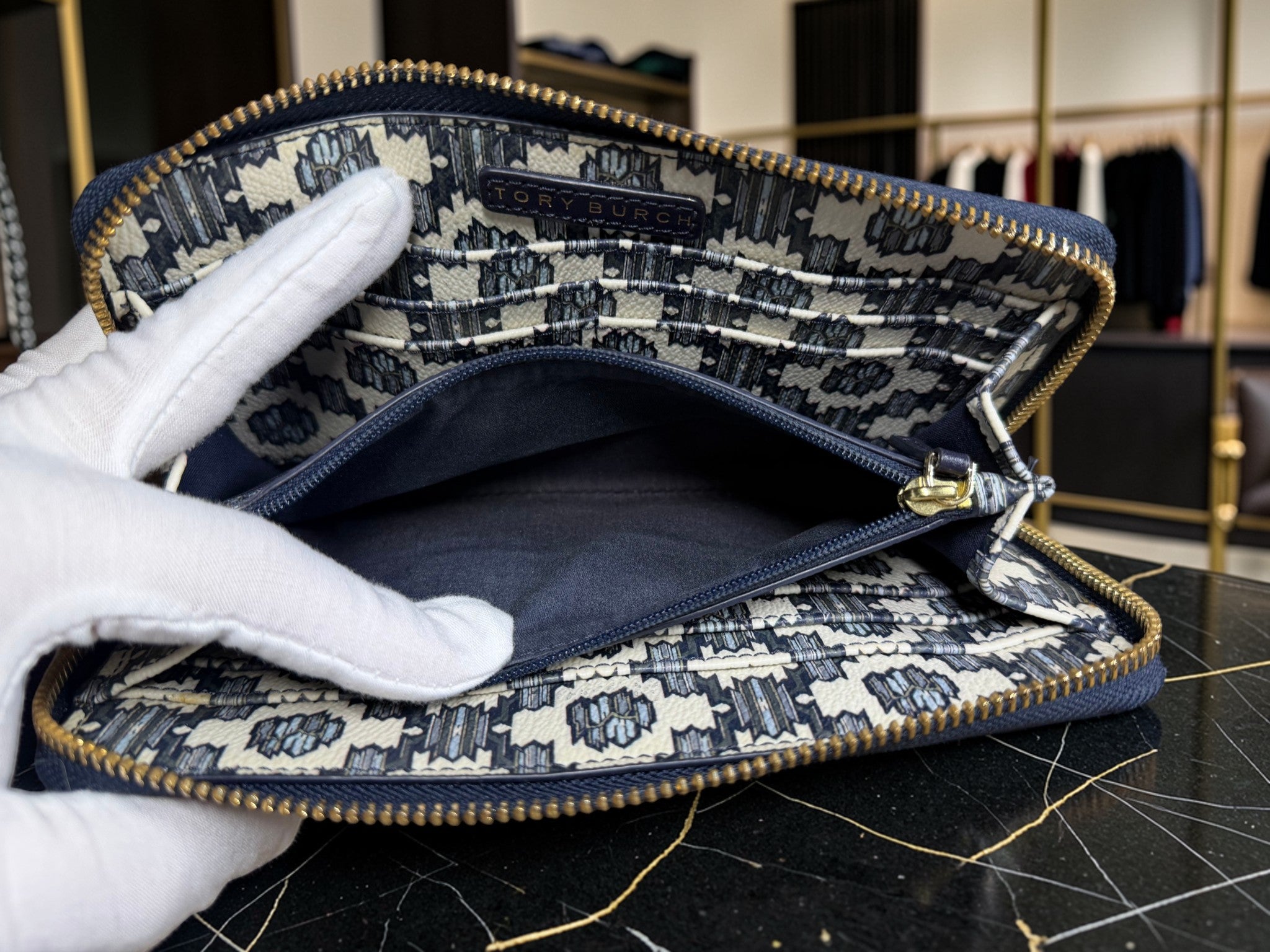 Tory Burch Reißverschlussbörse aus geometrischem Jacquard in Marineblau