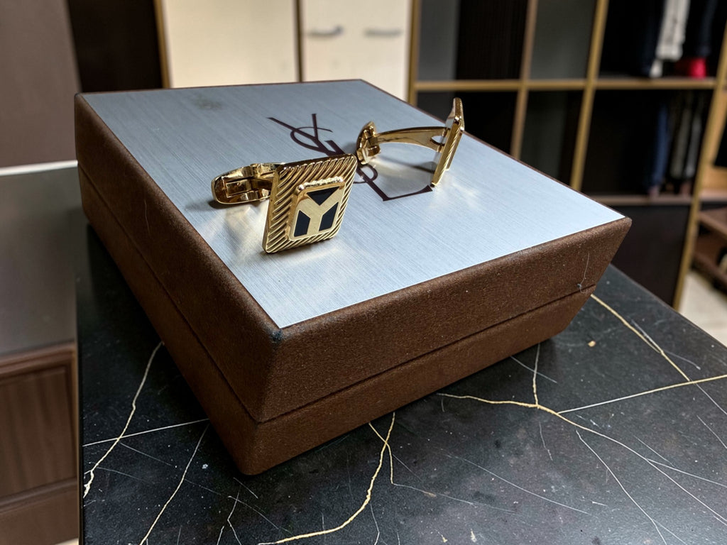 Boutons de manchette carrés vintage Yves Saint Laurent (YSL) dorés avec logo "Y" en émail noir