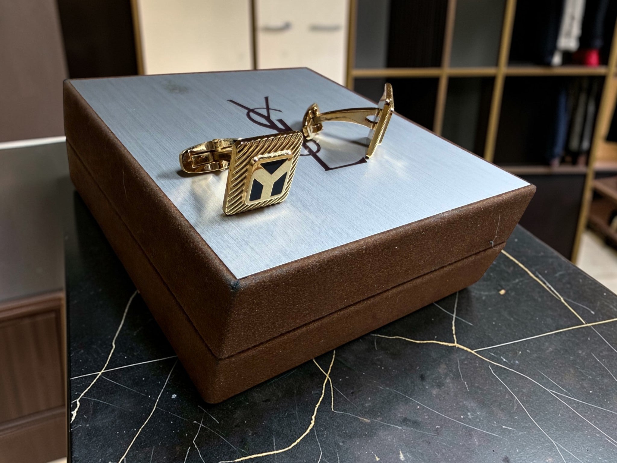 Boutons de manchette carrés vintage Yves Saint Laurent (YSL) dorés avec logo "Y" en émail noir