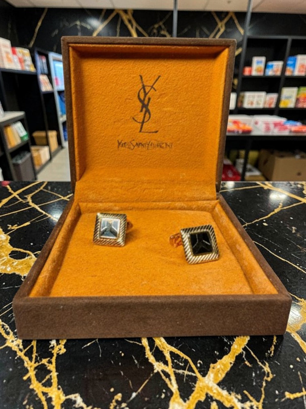 Boutons de manchette carrés vintage Yves Saint Laurent (YSL) dorés avec logo "Y" en émail noir