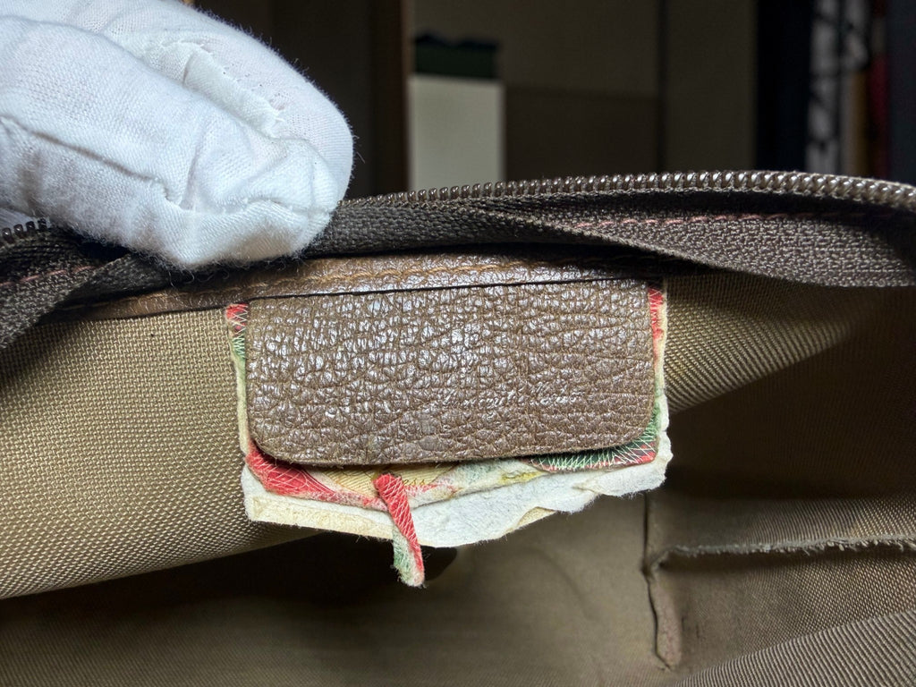 Trousse de toilette / Pochette à cosmétiques vintage Gucci en toile monogrammée GG