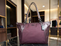 Coach Legacy Ava Tote Bag aus bordeauxfarbenem Signature Jacquard mit Lederbesatz