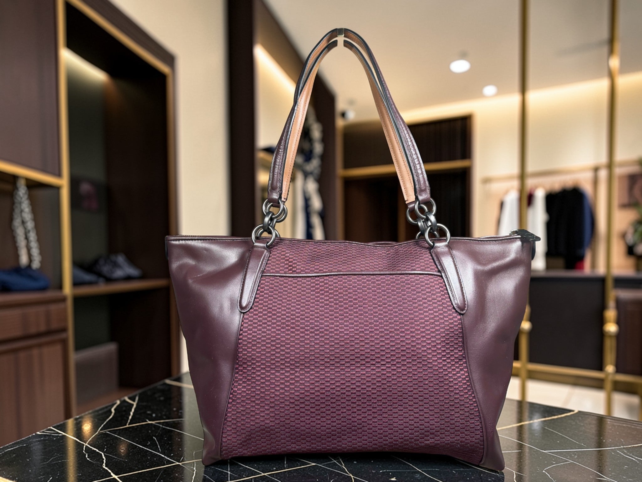 Coach Legacy Ava Tote Bag aus bordeauxfarbenem Signature Jacquard mit Lederbesatz