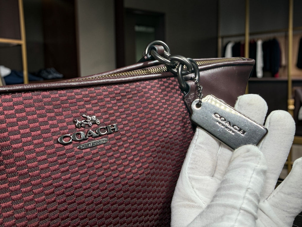 Coach Legacy Ava Tote Bag aus bordeauxfarbenem Signature Jacquard mit Lederbesatz