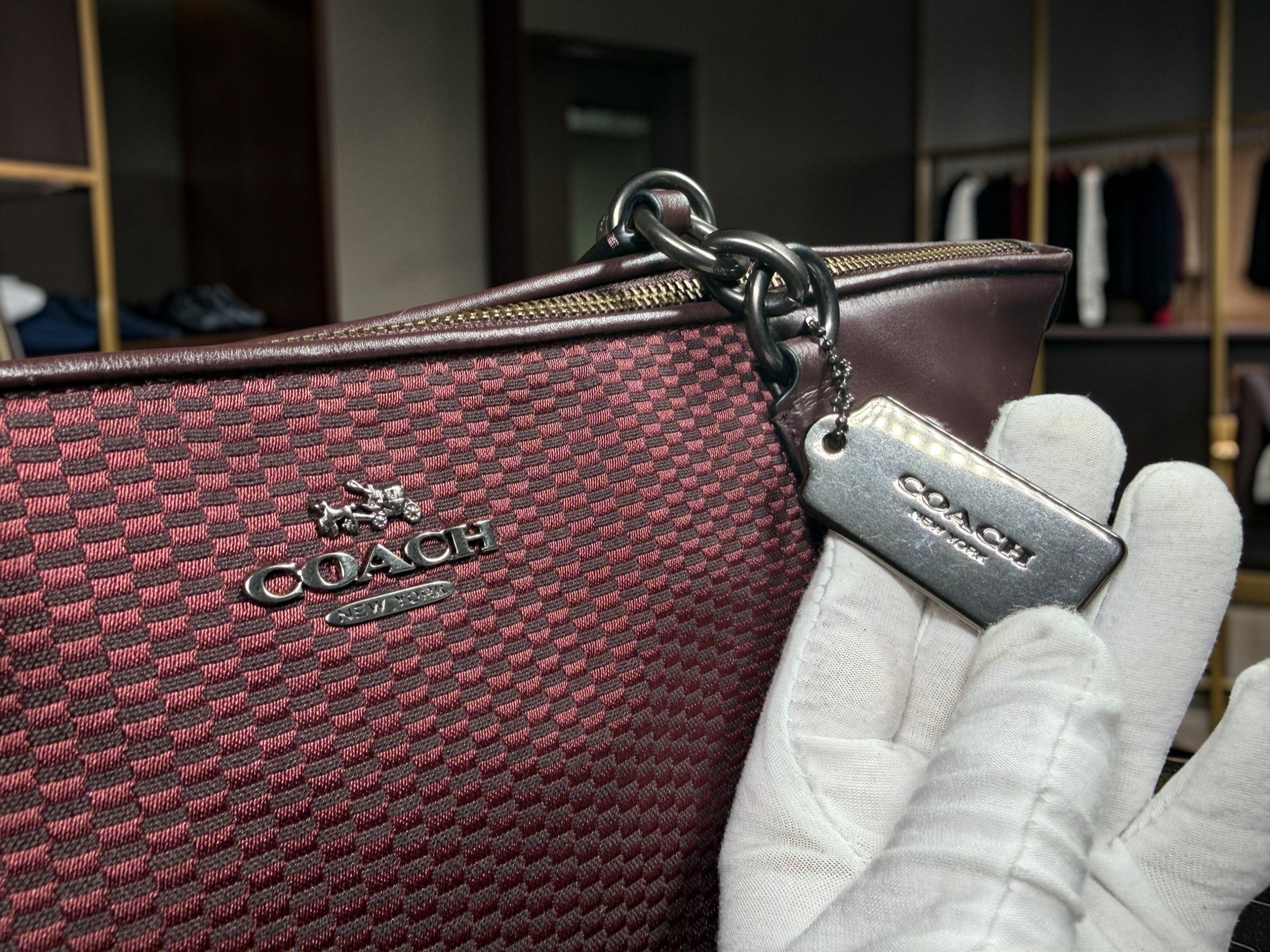 Coach Legacy Ava Tote Bag aus bordeauxfarbenem Signature Jacquard mit Lederbesatz