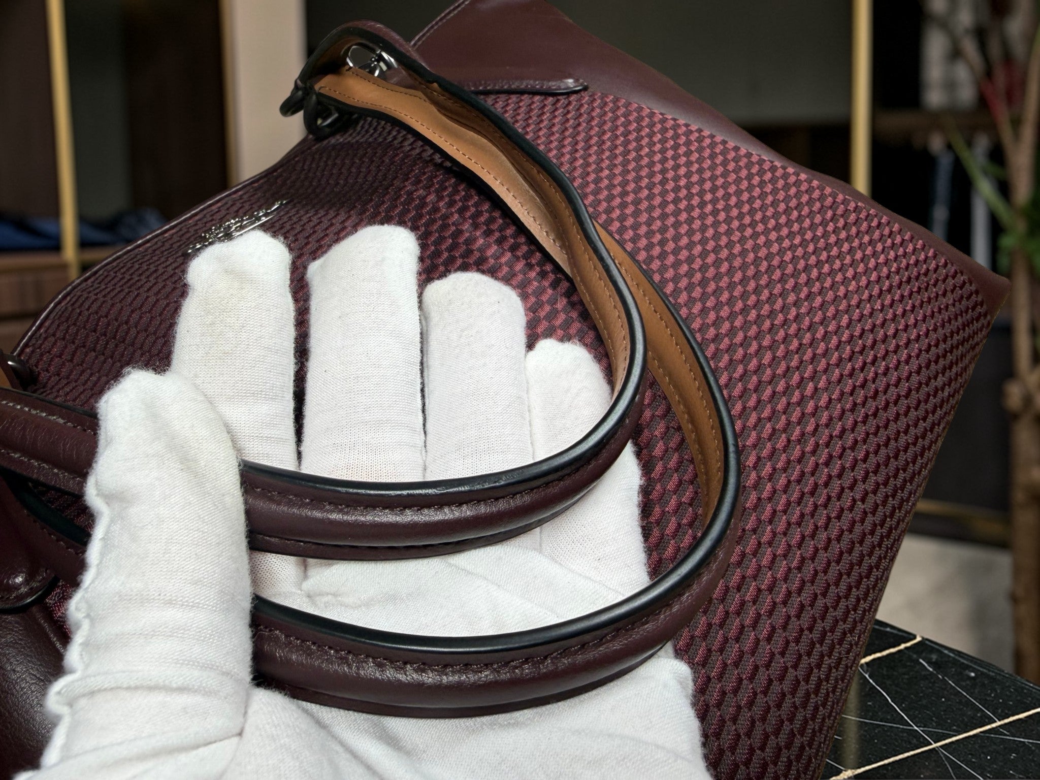Coach Legacy Ava Tote Bag aus bordeauxfarbenem Signature Jacquard mit Lederbesatz