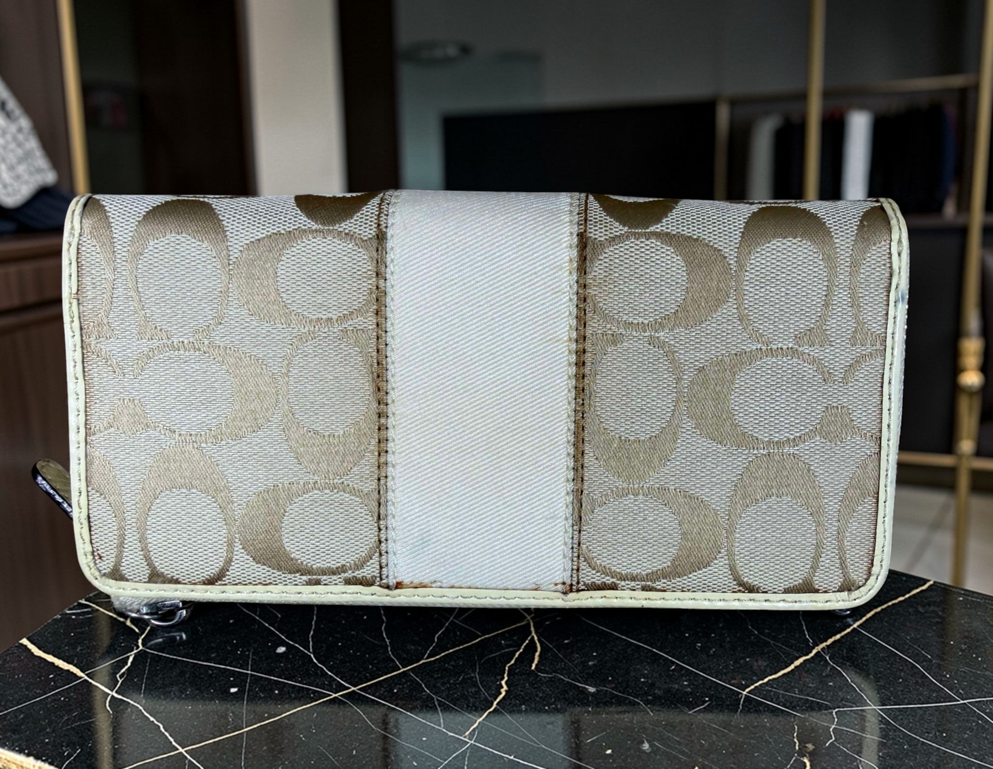 Coach Legacy Signature Canvas Zip Around Geldbörse mit cremefarbenem Lederbesatz