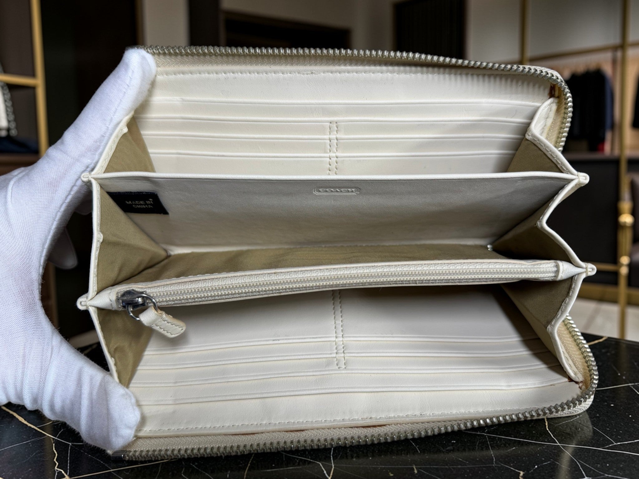 Coach Legacy Signature Canvas Zip Around Geldbörse mit cremefarbenem Lederbesatz