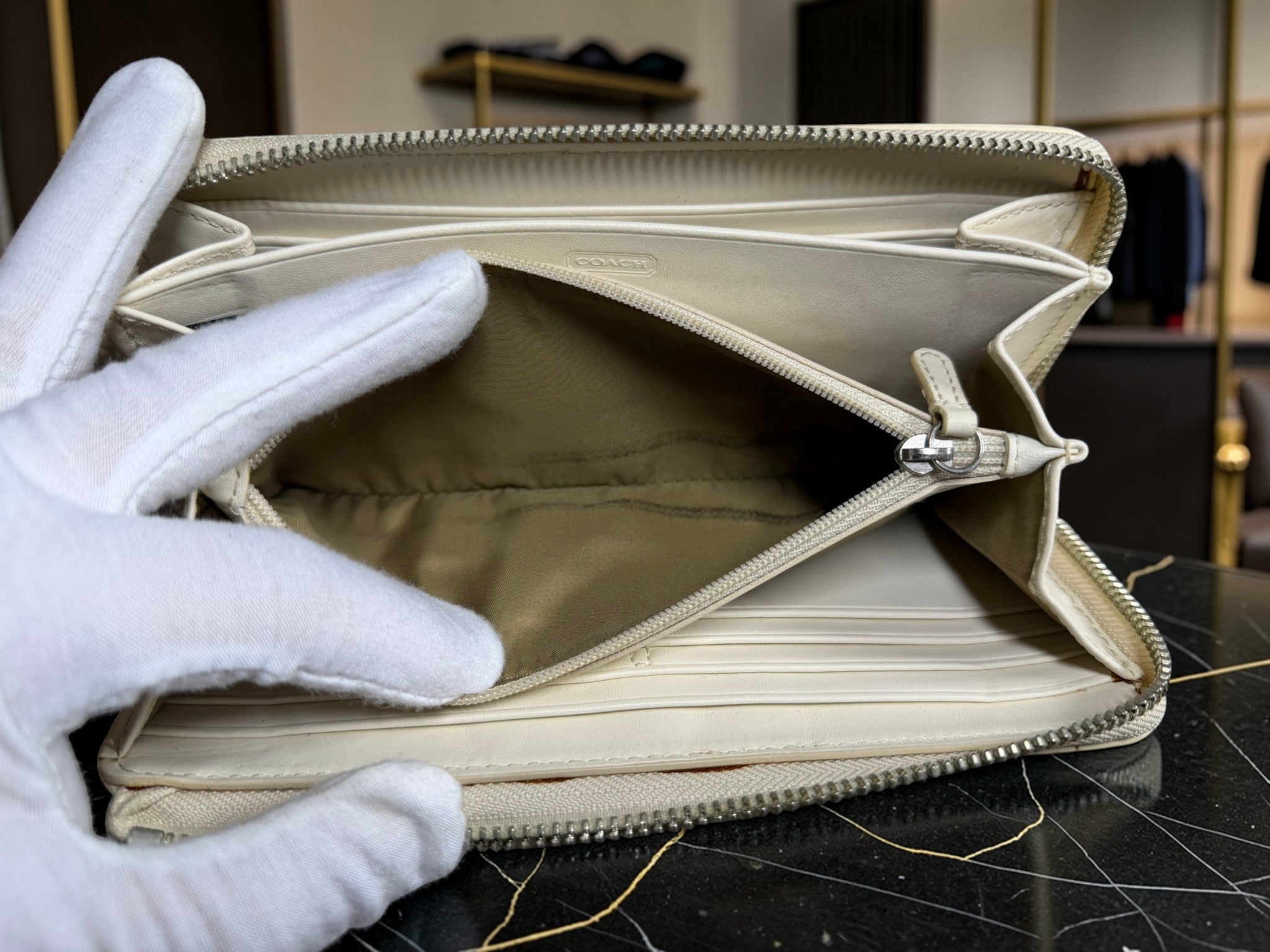 Coach Legacy Signature Canvas Zip Around Geldbörse mit cremefarbenem Lederbesatz