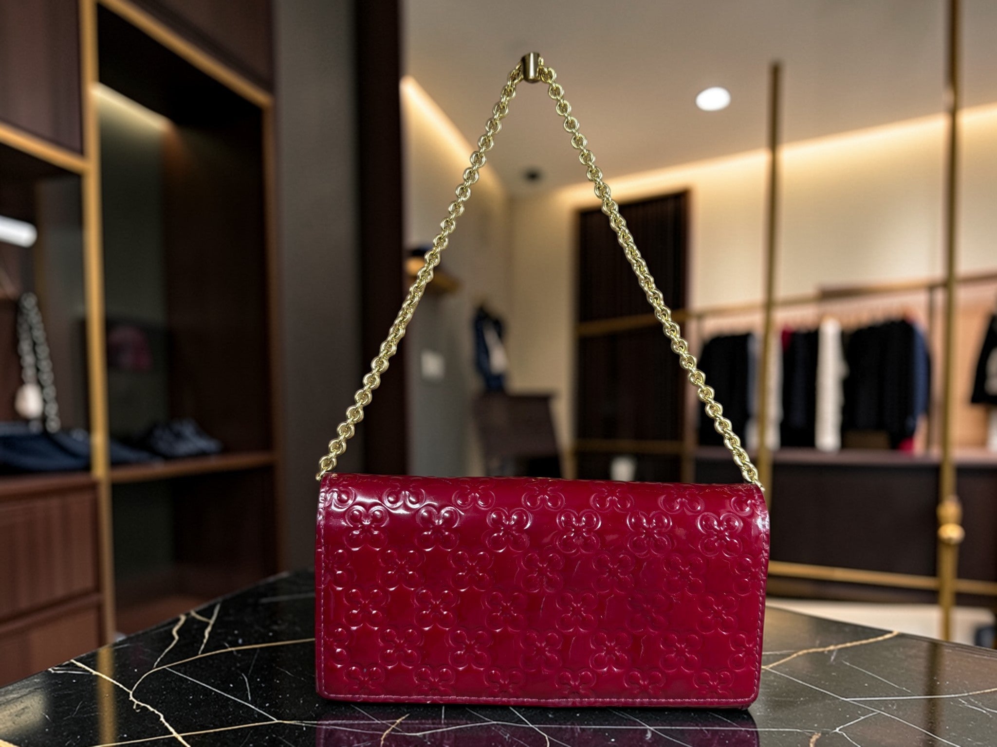Coach Rote Lackleder geprägte "C" Kette Umhängetasche / Clutch Geldbörse