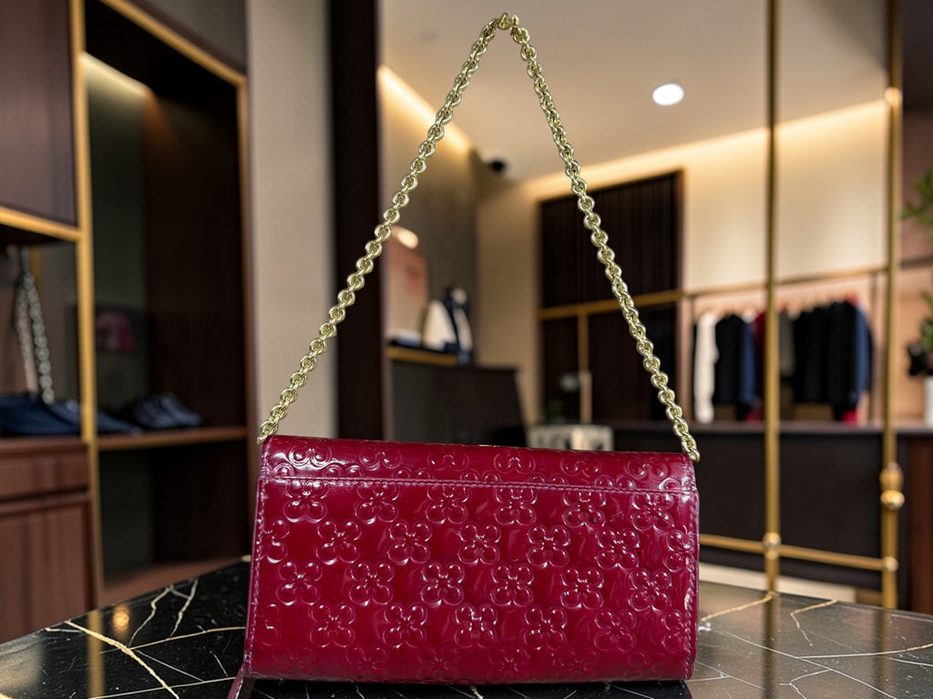Coach Rote Lackleder geprägte "C" Kette Umhängetasche / Clutch Geldbörse