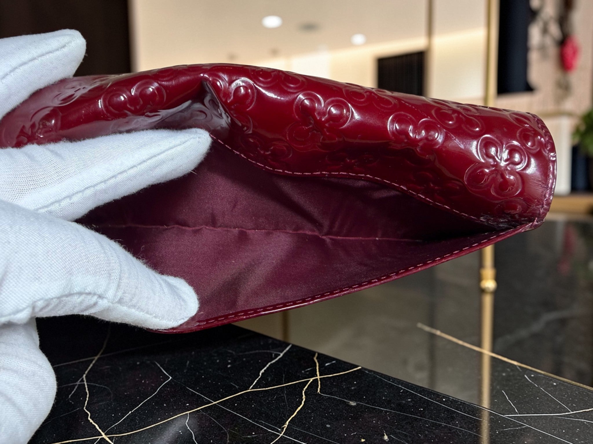 Coach Rote Lackleder geprägte "C" Kette Umhängetasche / Clutch Geldbörse