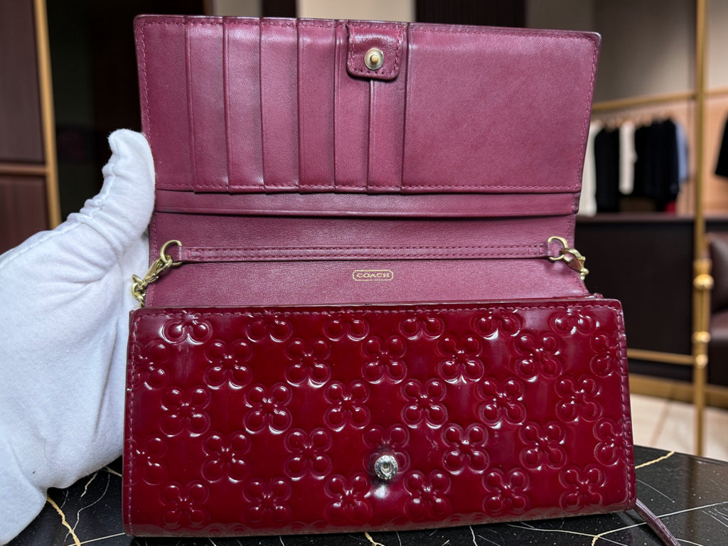 Coach Rote Lackleder geprägte "C" Kette Umhängetasche / Clutch Geldbörse