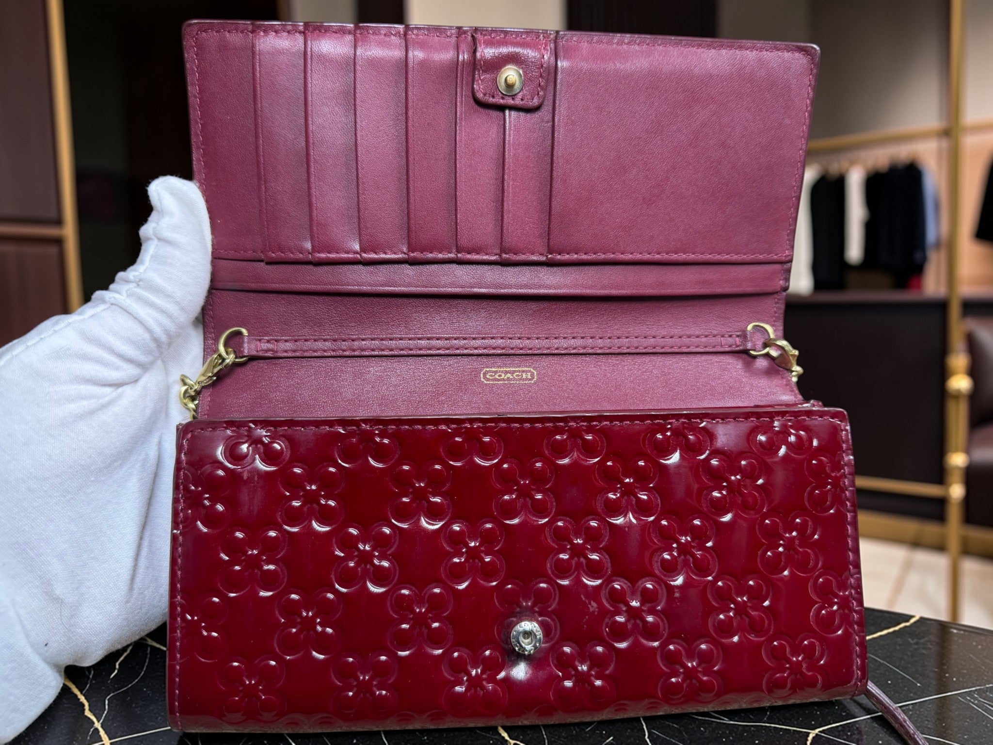 Coach Rote Lackleder geprägte "C" Kette Umhängetasche / Clutch Geldbörse