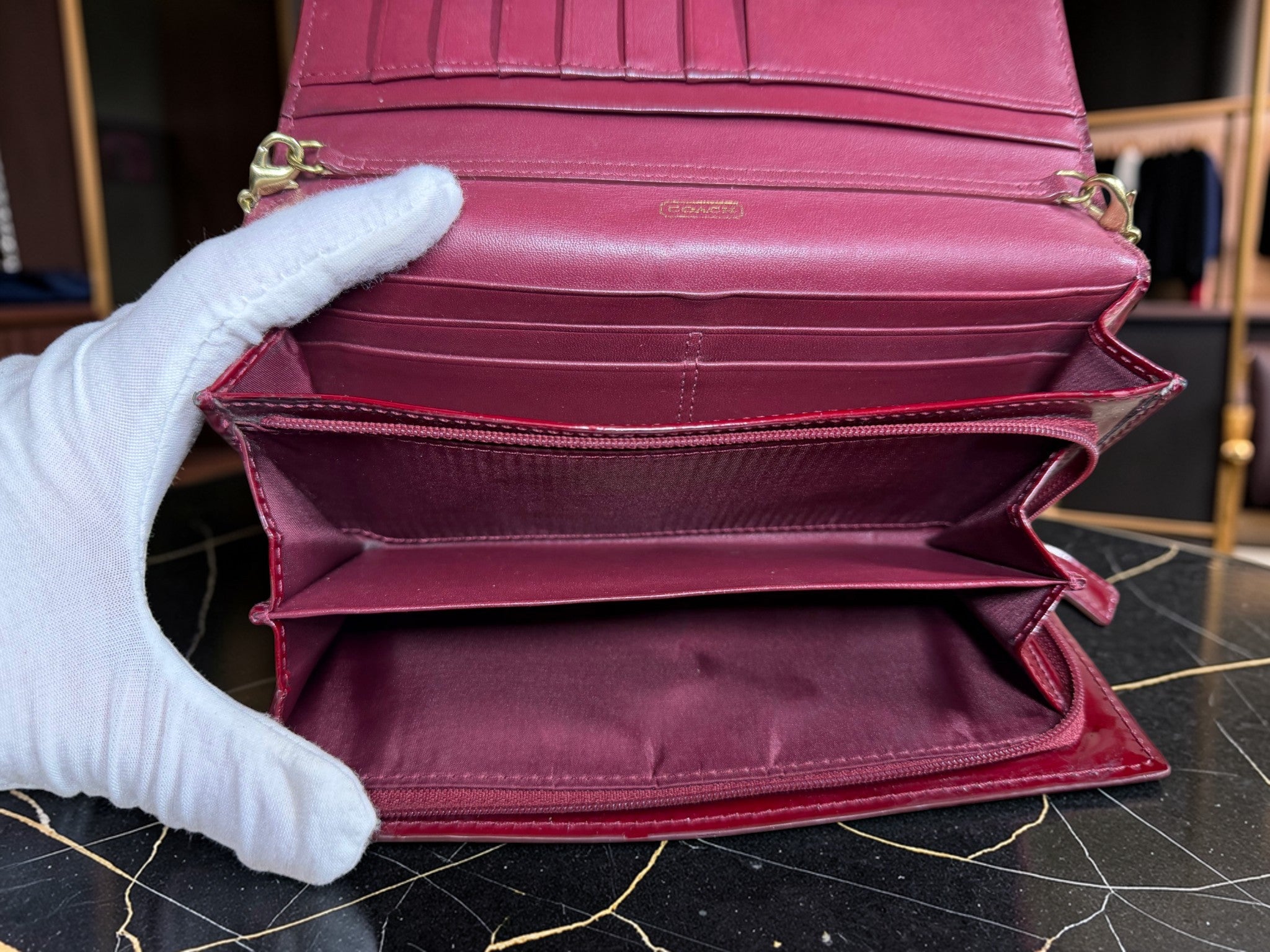Coach Rote Lackleder geprägte "C" Kette Umhängetasche / Clutch Geldbörse