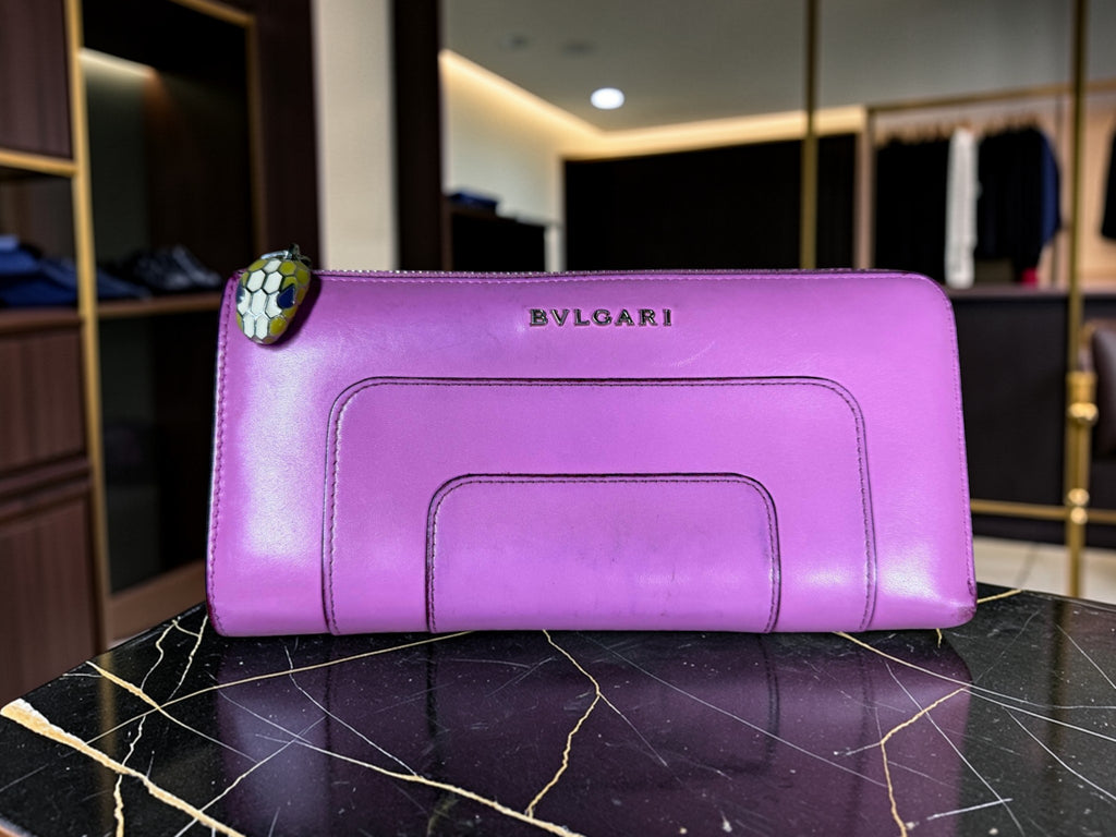 Portefeuille long zippé Bvlgari Serpenti Forever en cuir violet avec breloque serpent émaillée