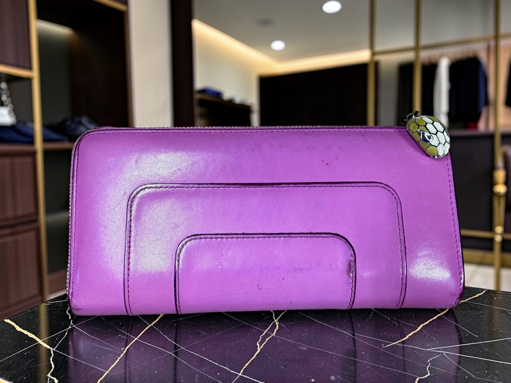 Portefeuille long zippé Bvlgari Serpenti Forever en cuir violet avec breloque serpent émaillée