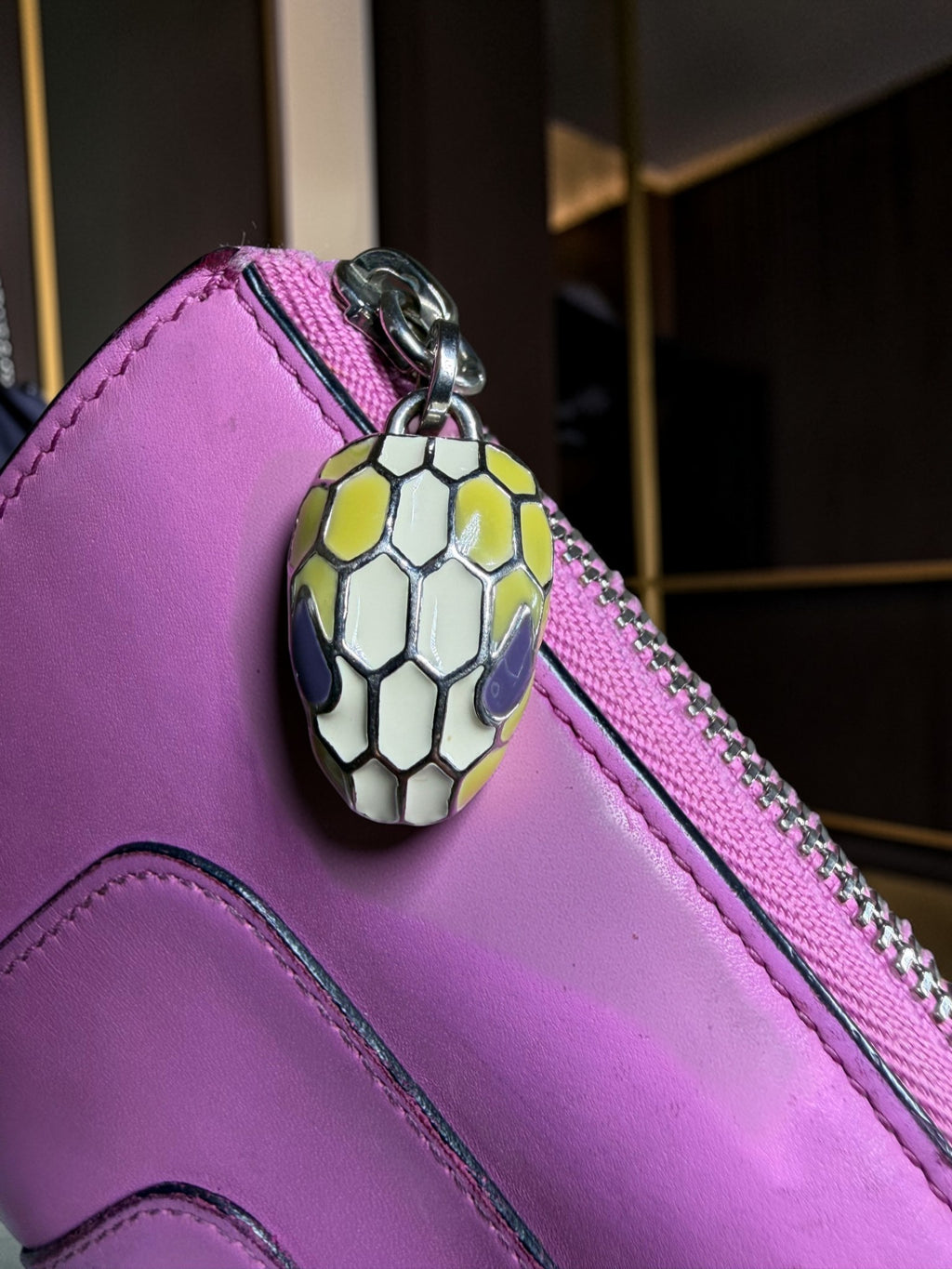 Portefeuille long zippé Bvlgari Serpenti Forever en cuir violet avec breloque serpent émaillée