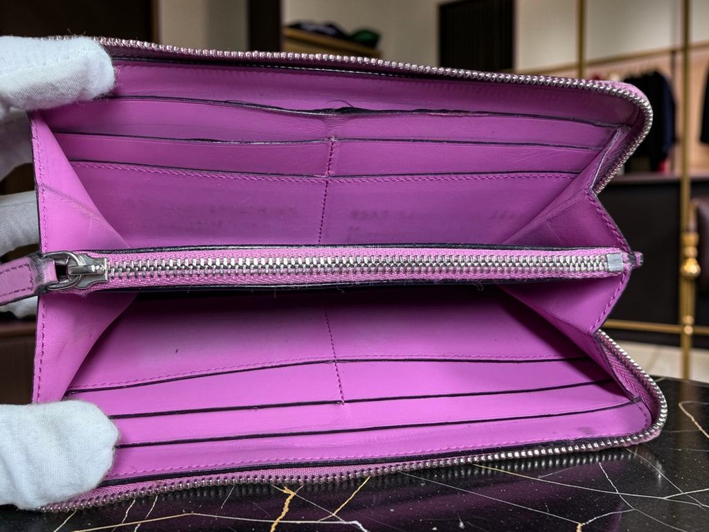 Portefeuille long zippé Bvlgari Serpenti Forever en cuir violet avec breloque serpent émaillée