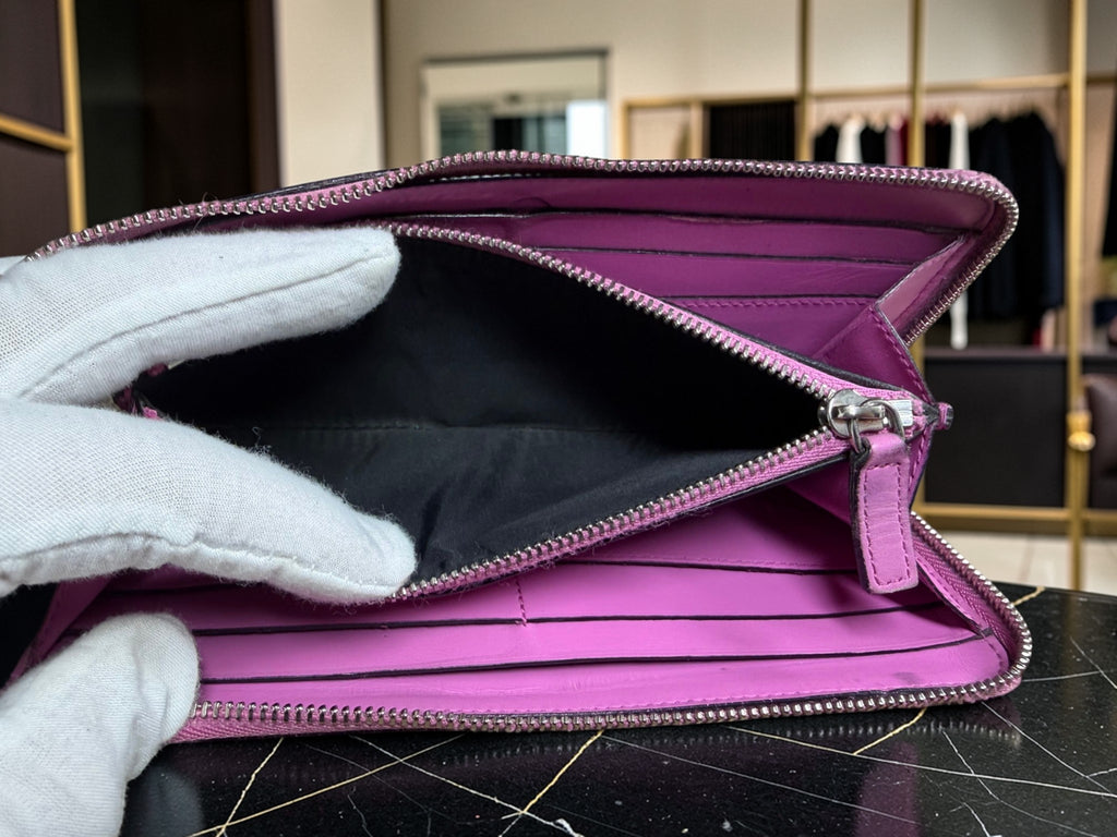 Portefeuille long zippé Bvlgari Serpenti Forever en cuir violet avec breloque serpent émaillée