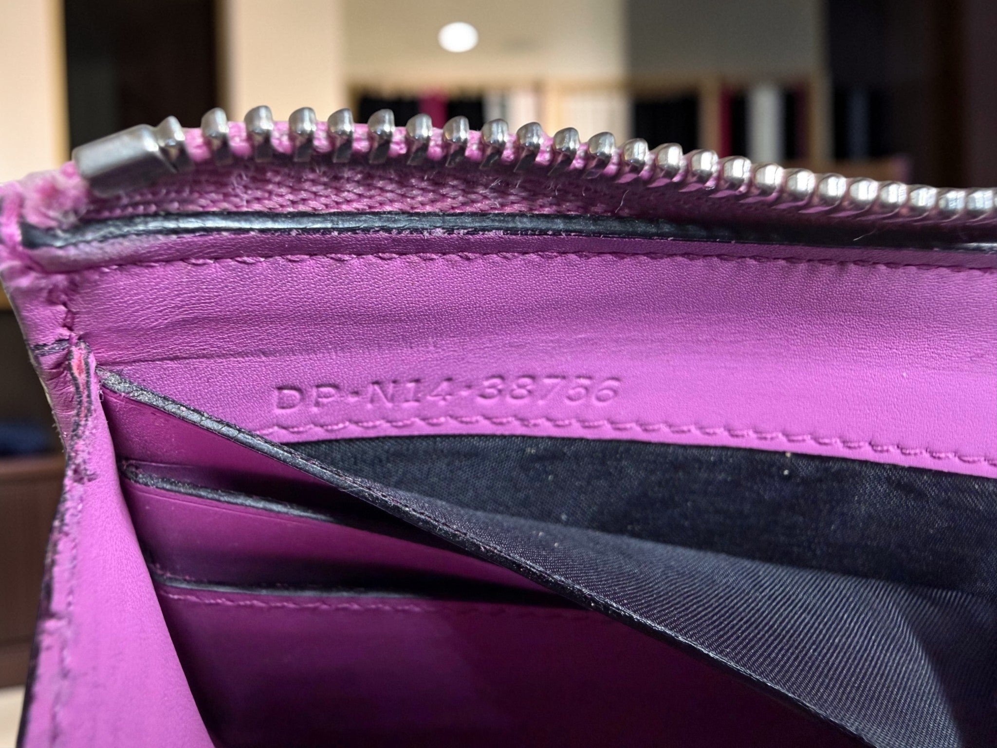 Portefeuille long zippé Bvlgari Serpenti Forever en cuir violet avec breloque serpent émaillée