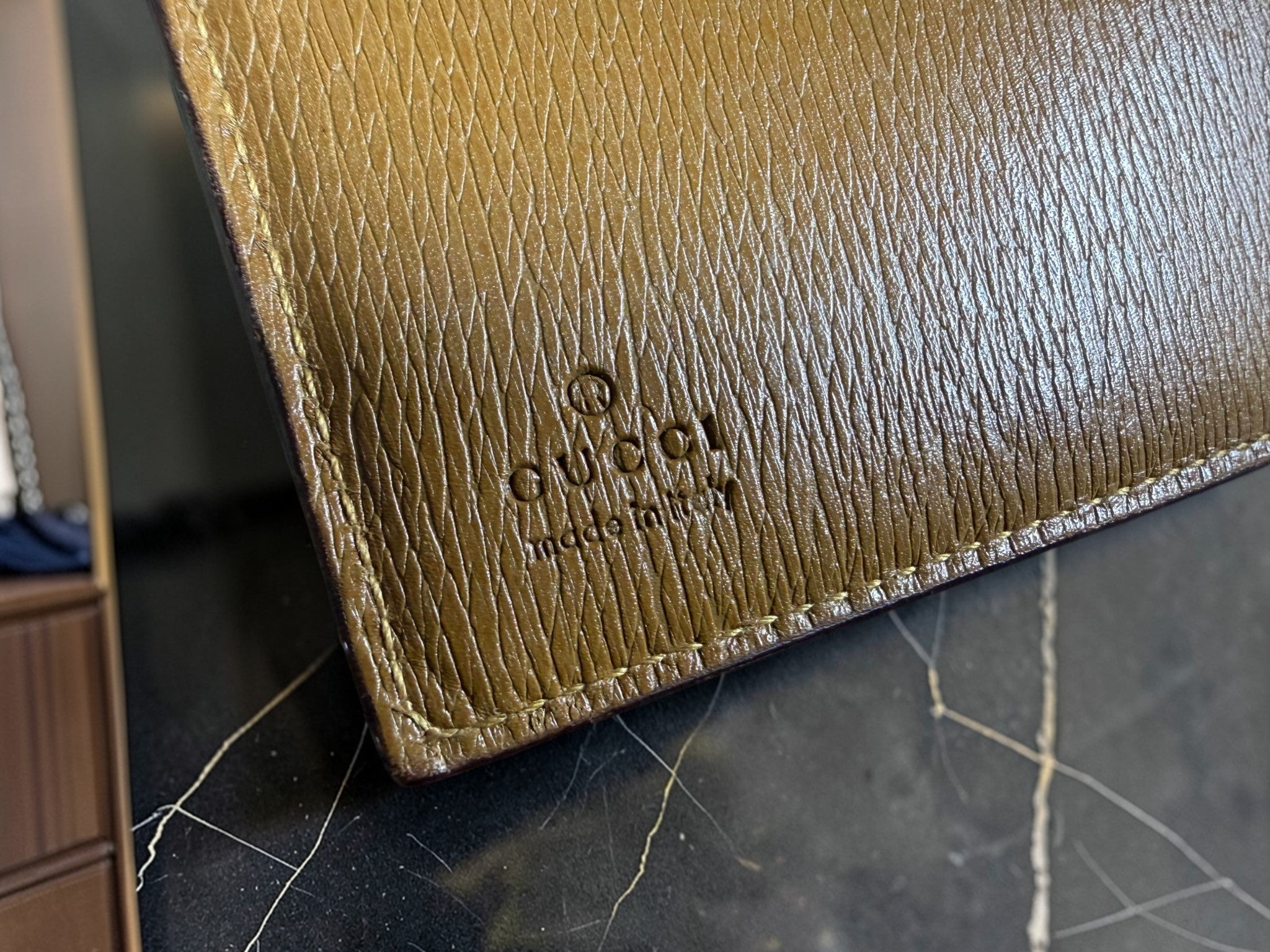 Vintage Gucci Camel Guccissima Leder Geldbörse (Ära Tom Ford) mit „G“-Schnallenlasche