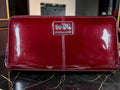 Portefeuille long zippé Coach en cuir verni rouge avec plaque Horse & Carriage