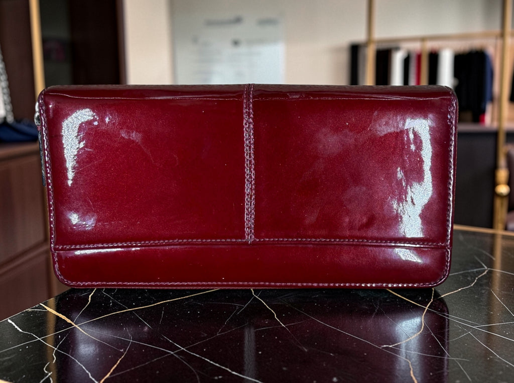 Portefeuille long zippé Coach en cuir verni rouge avec plaque Horse & Carriage