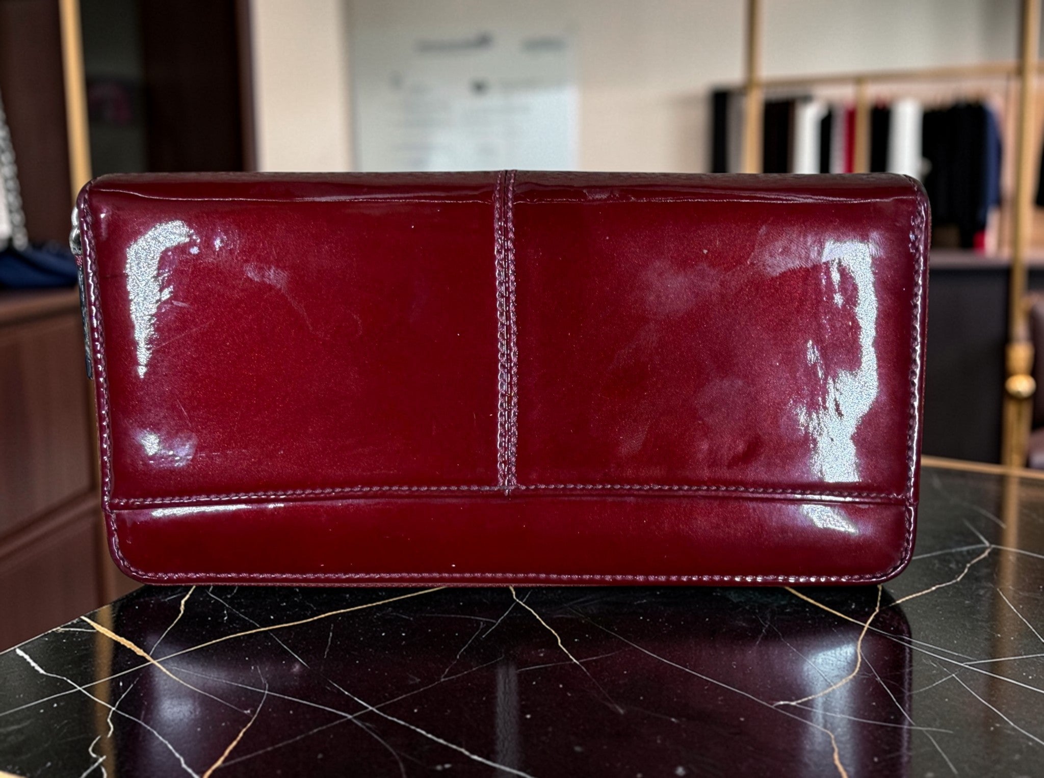 Coach Rotes Reißverschluss-Portemonnaie aus Lackleder mit Pferde- und Kutschen-Emblem