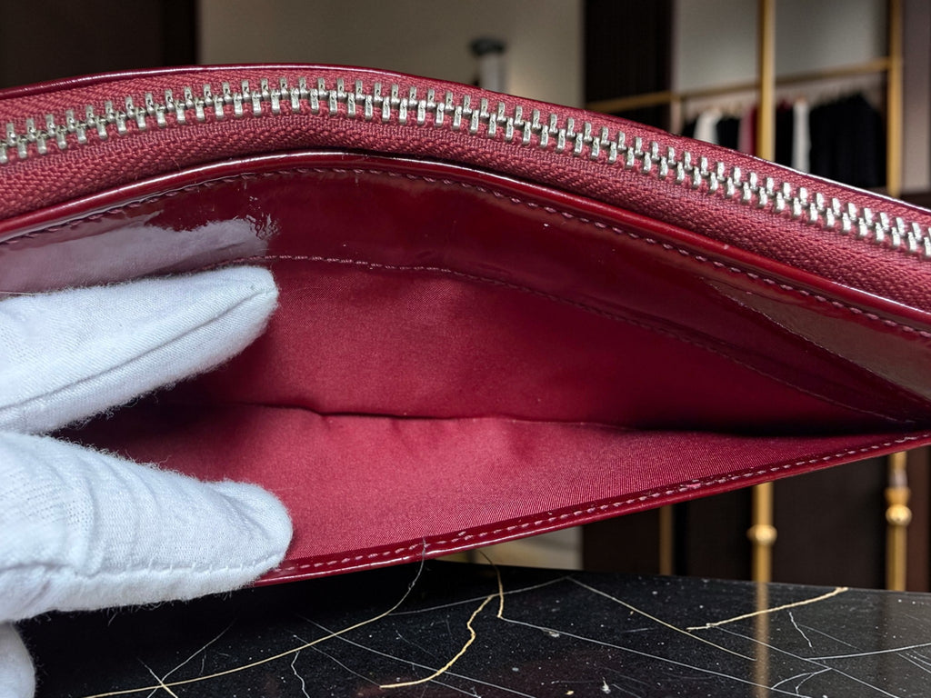 Portefeuille long zippé Coach en cuir verni rouge avec plaque Horse & Carriage