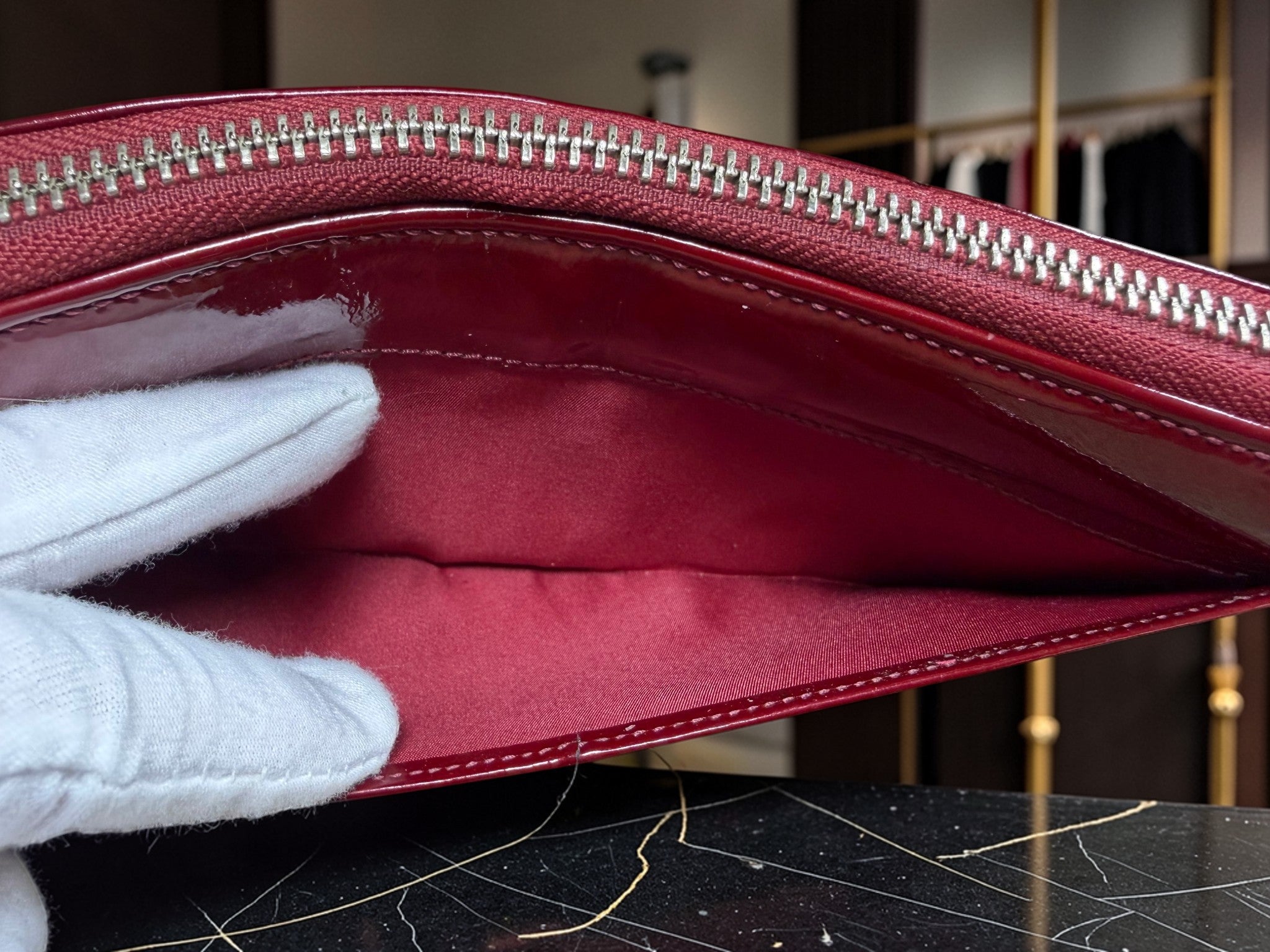 Portefeuille long zippé Coach en cuir verni rouge avec plaque Horse & Carriage
