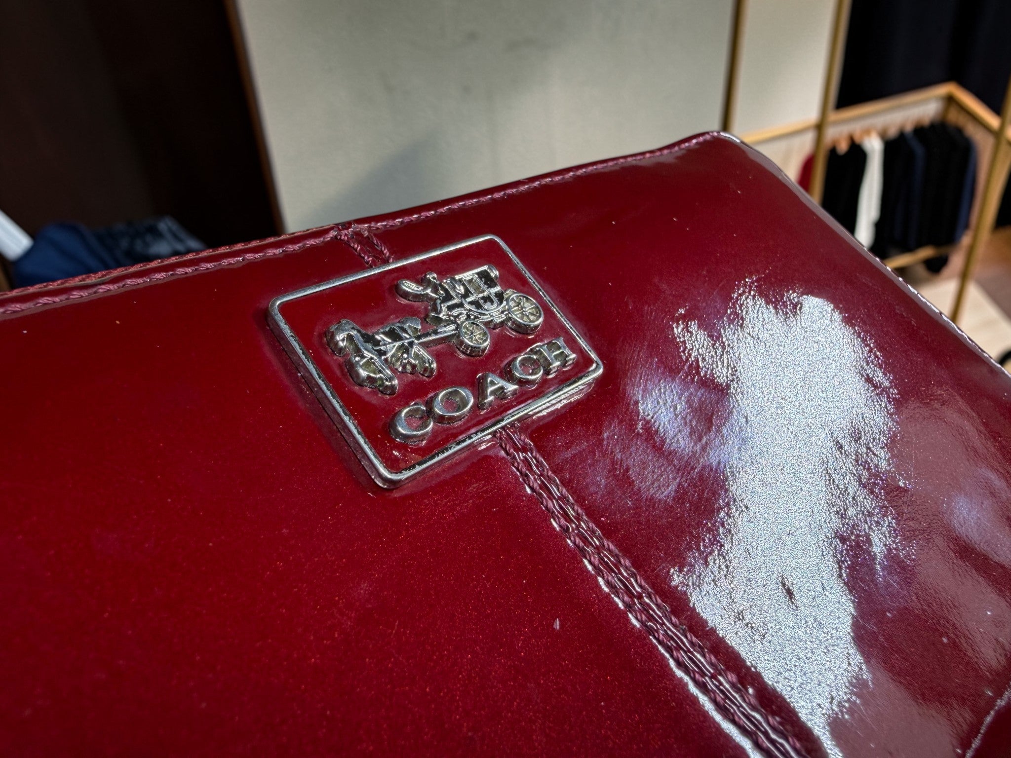 Coach Rotes Reißverschluss-Portemonnaie aus Lackleder mit Pferde- und Kutschen-Emblem