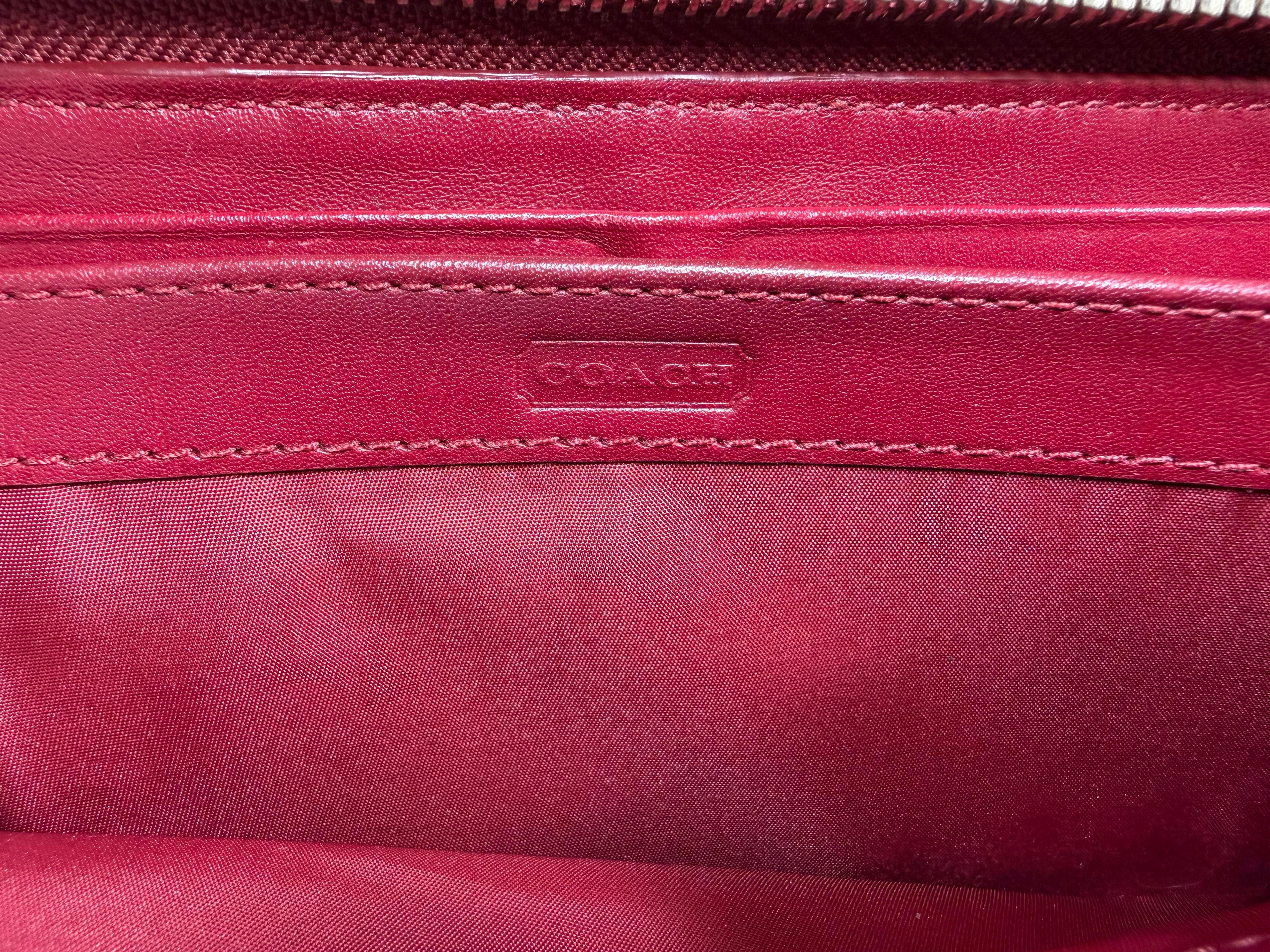 Coach Rotes Reißverschluss-Portemonnaie aus Lackleder mit Pferde- und Kutschen-Emblem