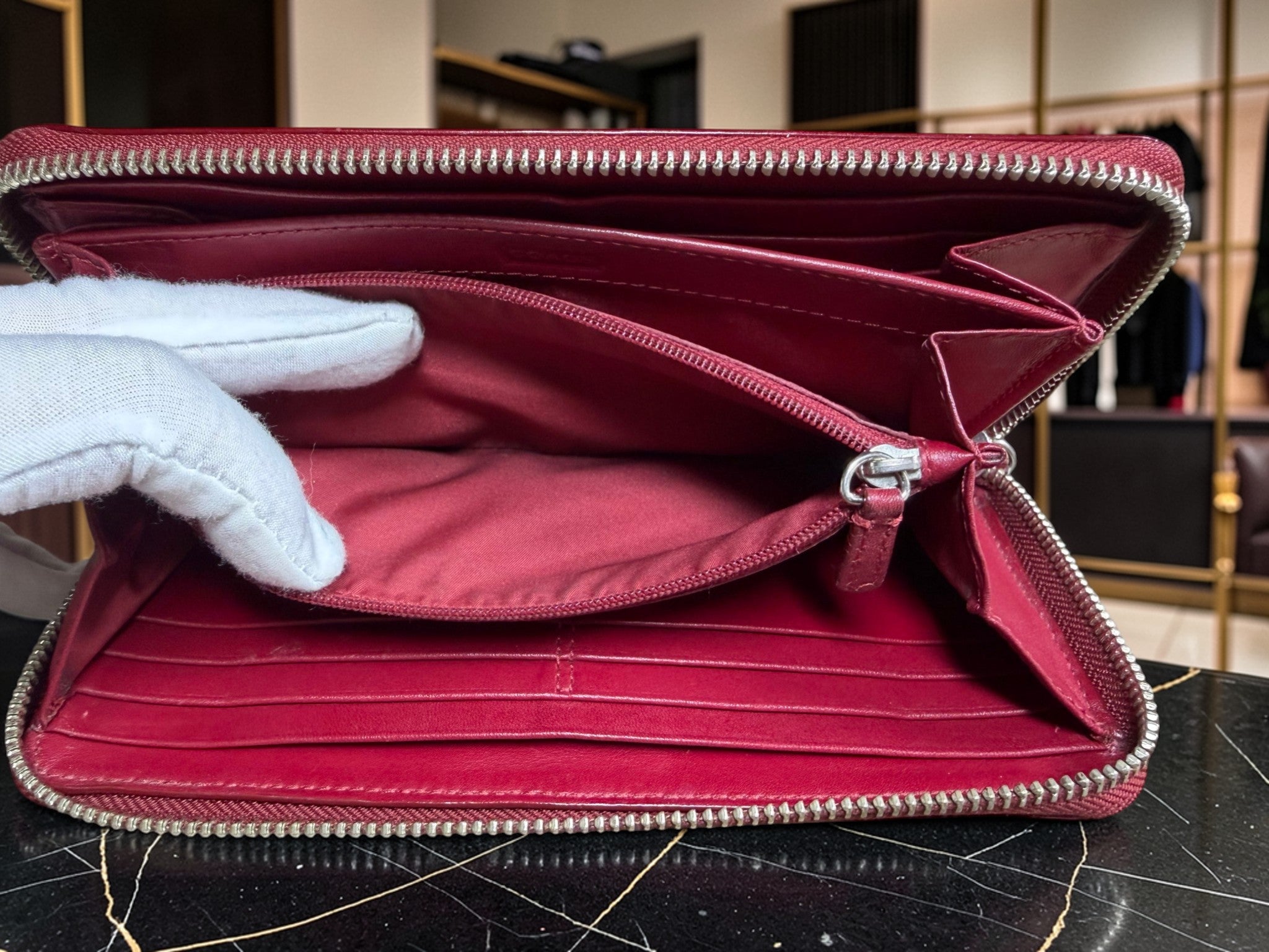 Portefeuille long zippé Coach en cuir verni rouge avec plaque Horse & Carriage