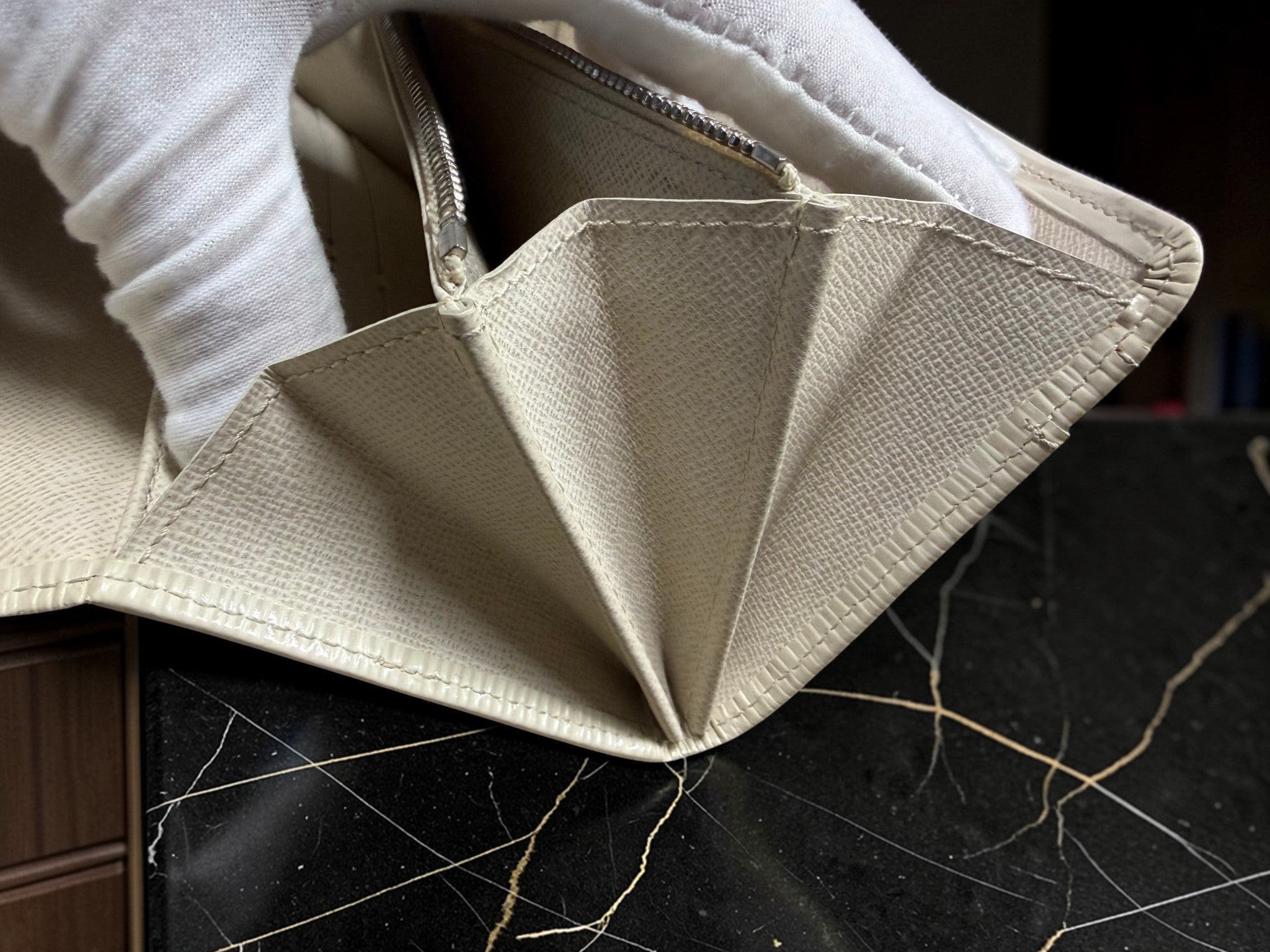 Louis Vuitton Epi Leather Sarah Wallet – Ivory / White
