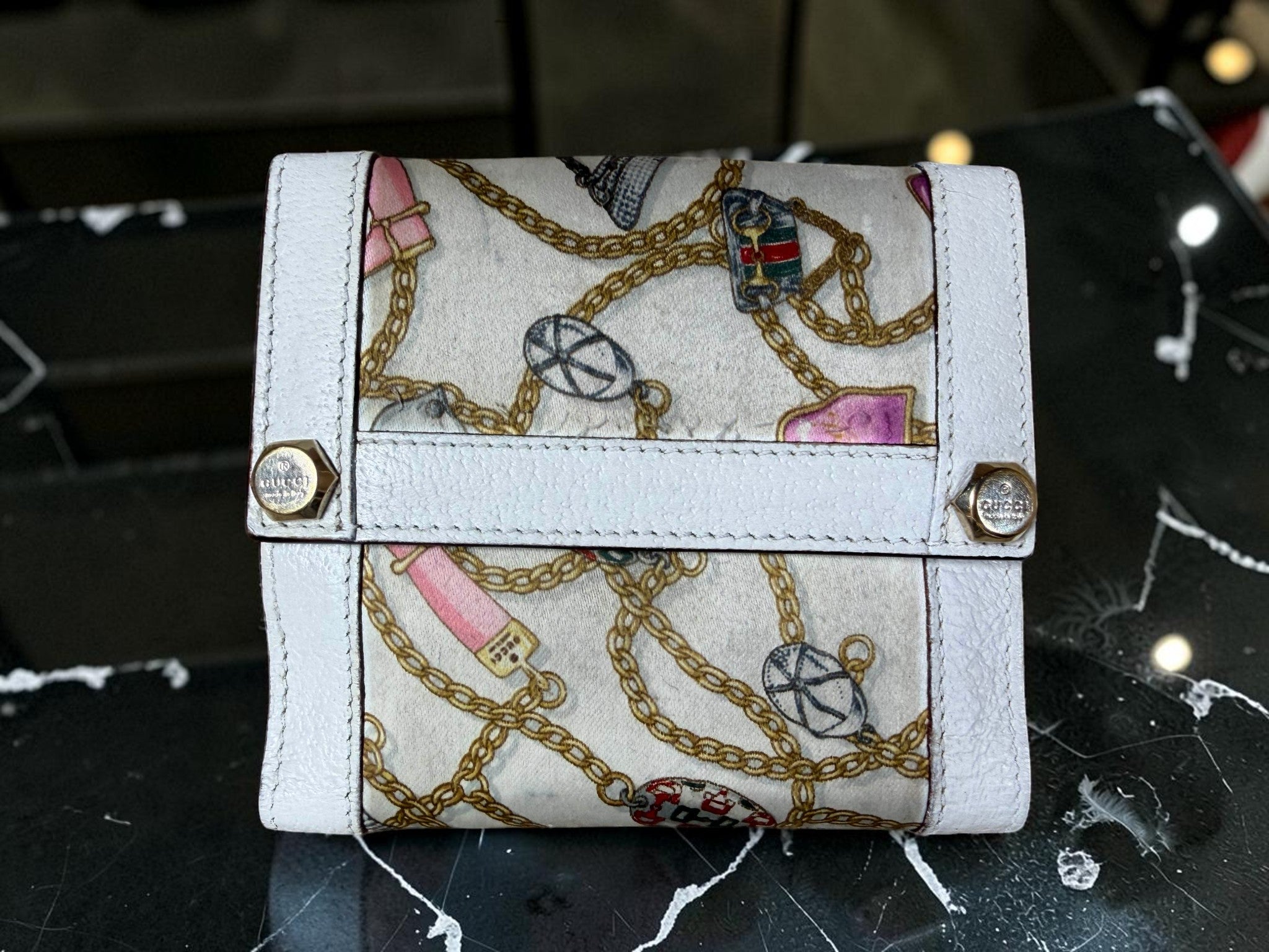 Gucci Charmy Chains Satin Print Compact Wallet – White Satin with Leather Trim